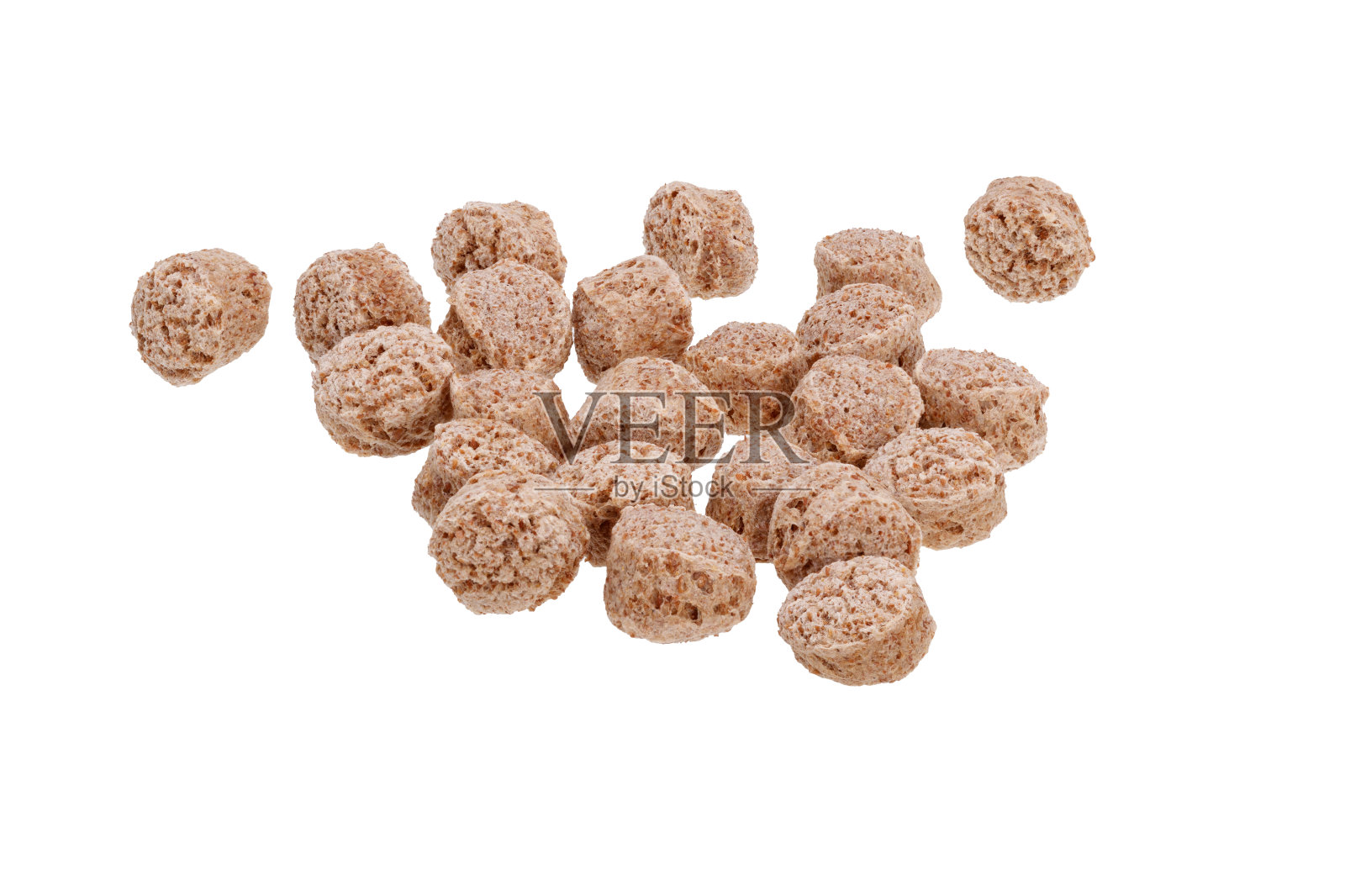 白色背景上孤立的圆形麦麸大堆。健康的饮食习惯照片摄影图片