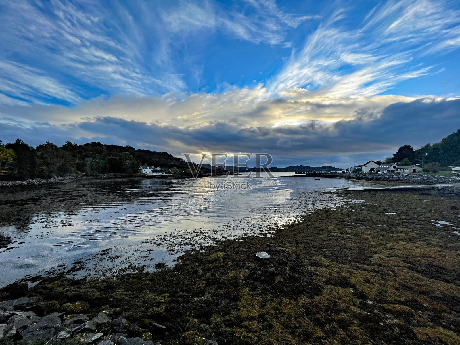 苏格兰湖上空的云团照片摄影图片