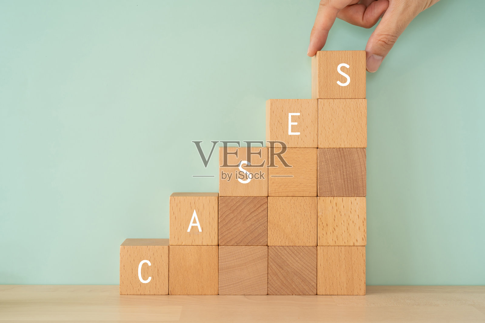 木块与“案例”文本的概念和人的手。照片摄影图片