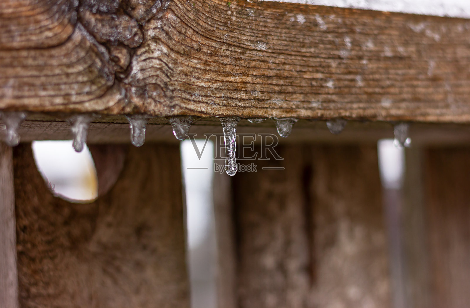 木板上的小冰柱照片摄影图片