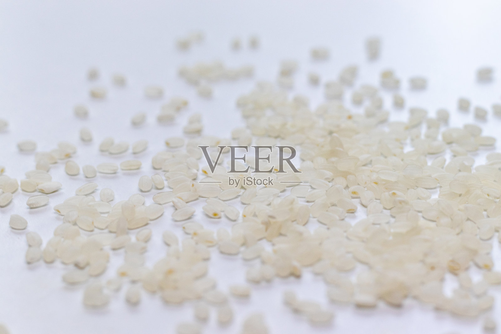 桌上撒着许多白米粒照片摄影图片