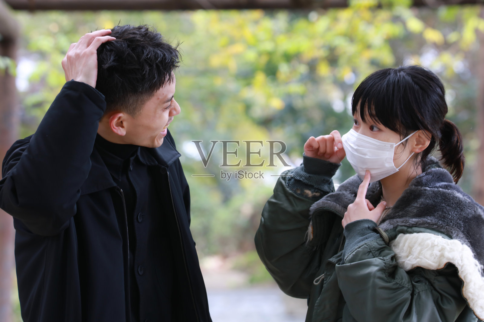 一个忘记带面具的男人照片摄影图片