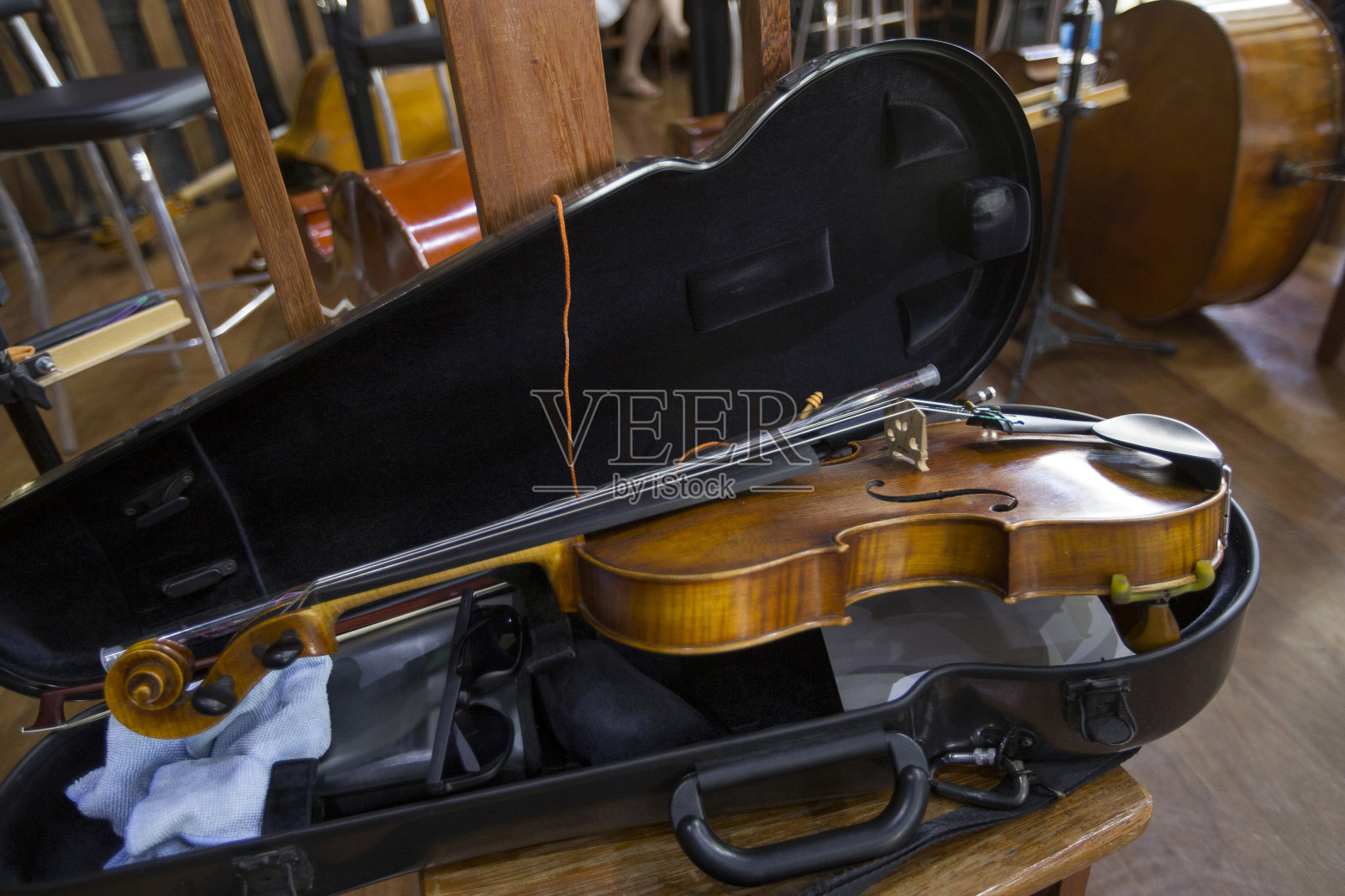 箱子里的小提琴照片摄影图片