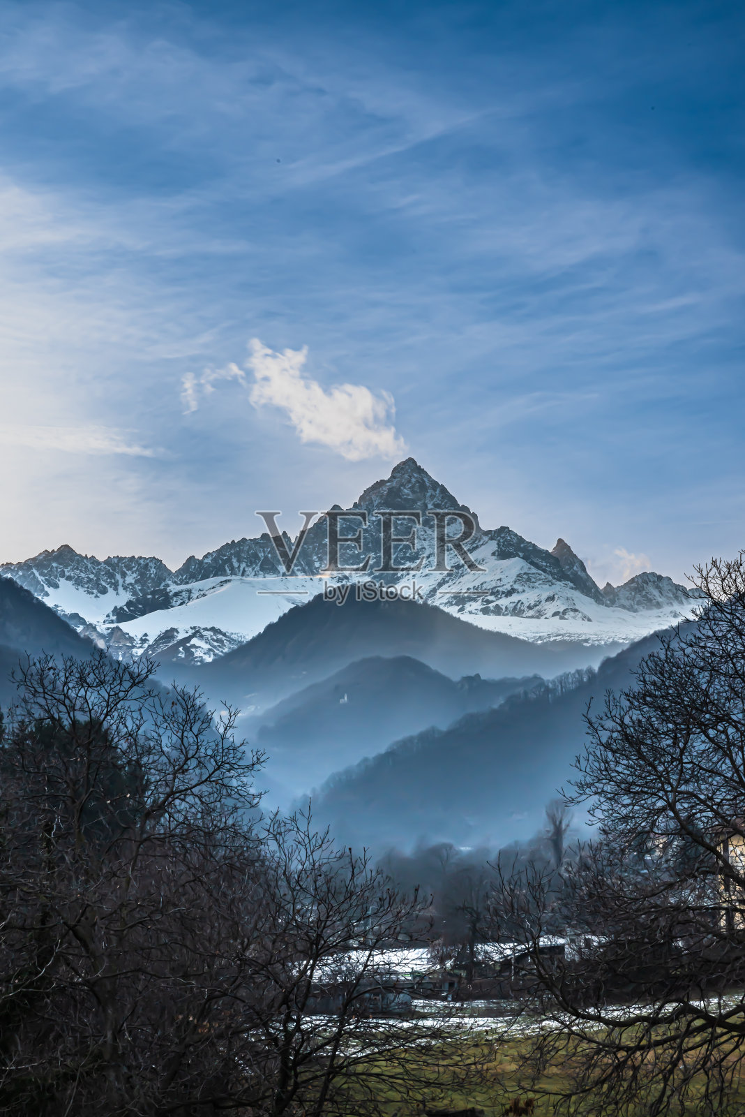 冬季的日落在蒙维索，最美丽的山在Cottian阿尔卑斯山，启发派拉蒙电影公司的标志照片摄影图片