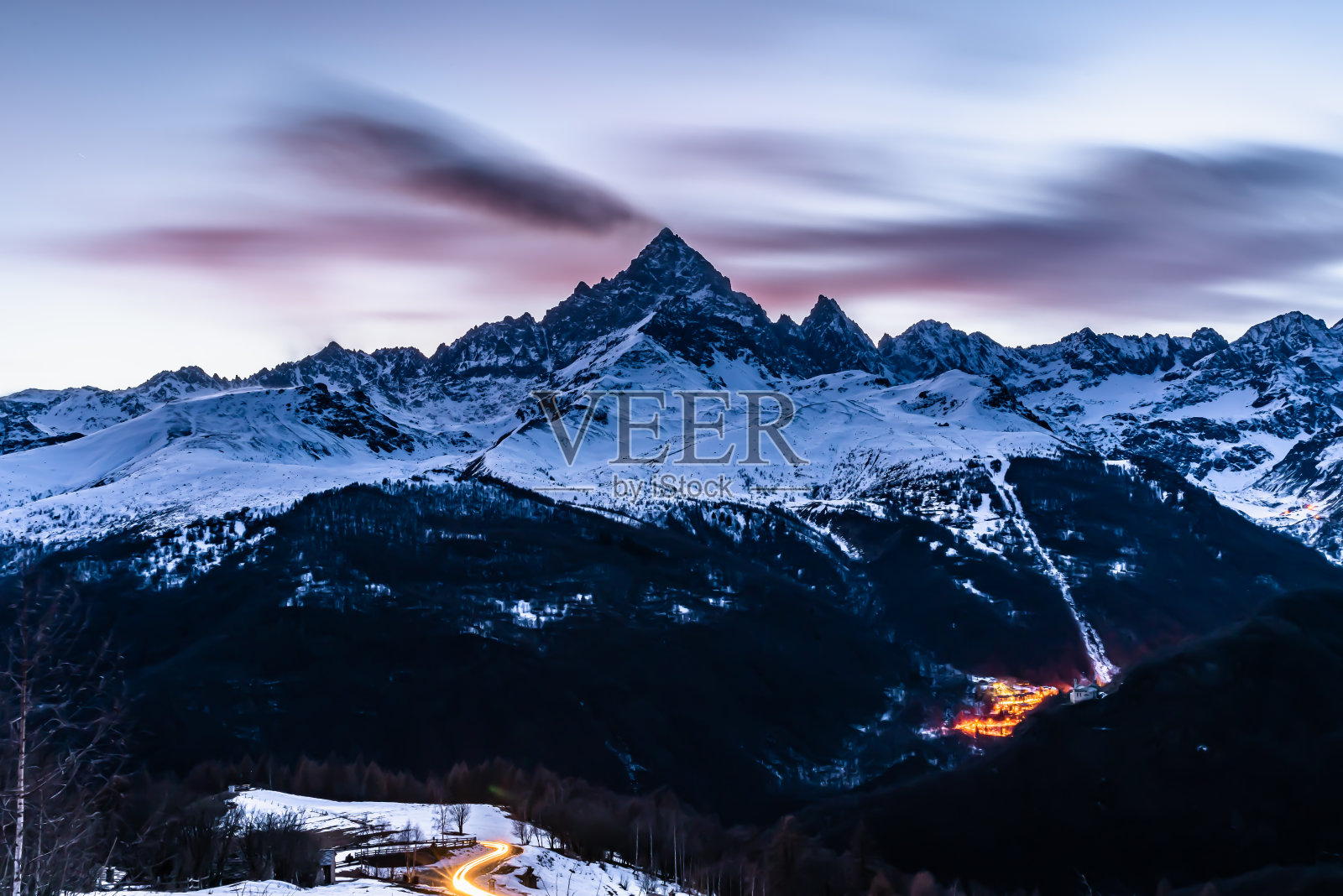 冬季的日落在蒙维索，最美丽的山在Cottian阿尔卑斯山，启发派拉蒙电影公司的标志照片摄影图片