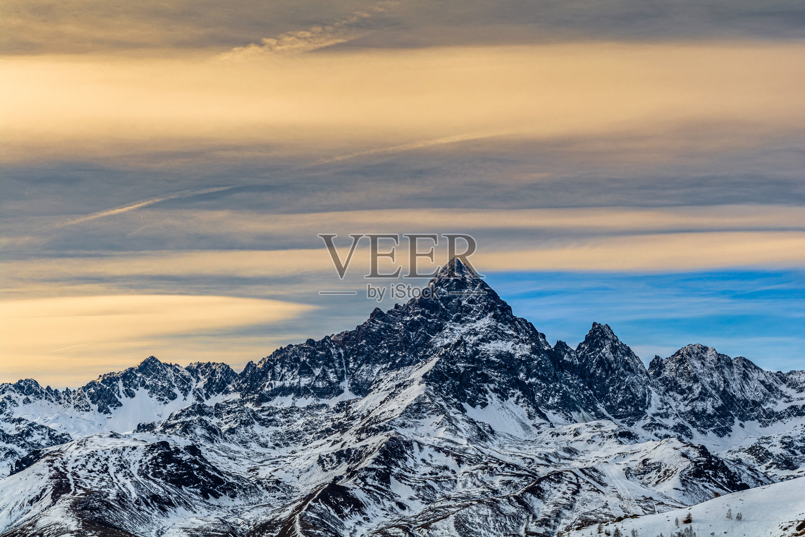 冬季的日落在蒙维索，最美丽的山在Cottian阿尔卑斯山，启发派拉蒙电影公司的标志照片摄影图片