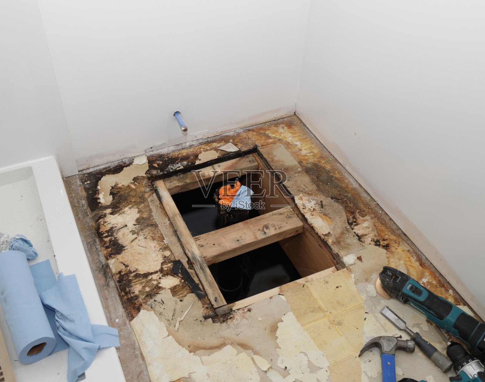 浴室装修暴露出不断恶化的地板照片摄影图片