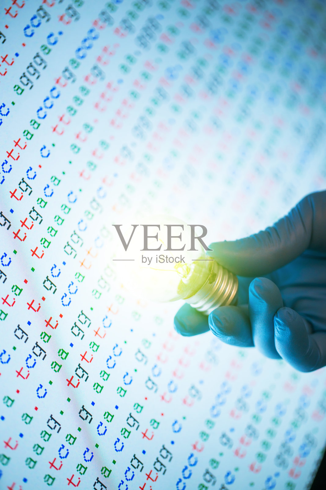 研究人员拿着一个带有DNA密码的灯泡在屏幕上照片摄影图片