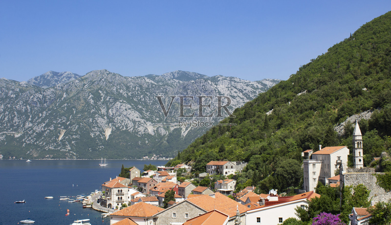 在阳光明媚的日子里，城市和海湾的全景。Perast。黑山。照片摄影图片