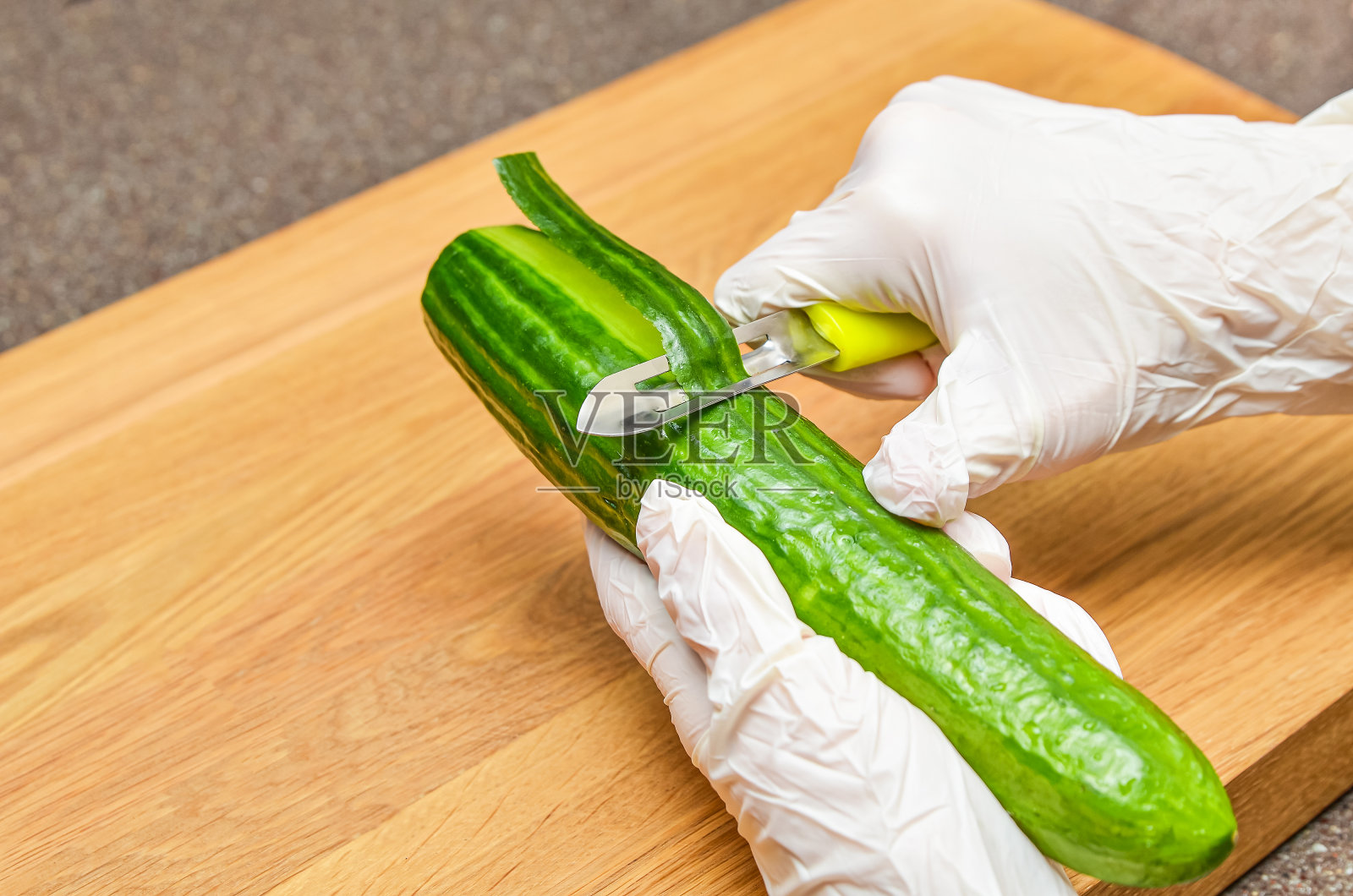 去皮黄瓜，健康的生活方式和饮食理念照片摄影图片