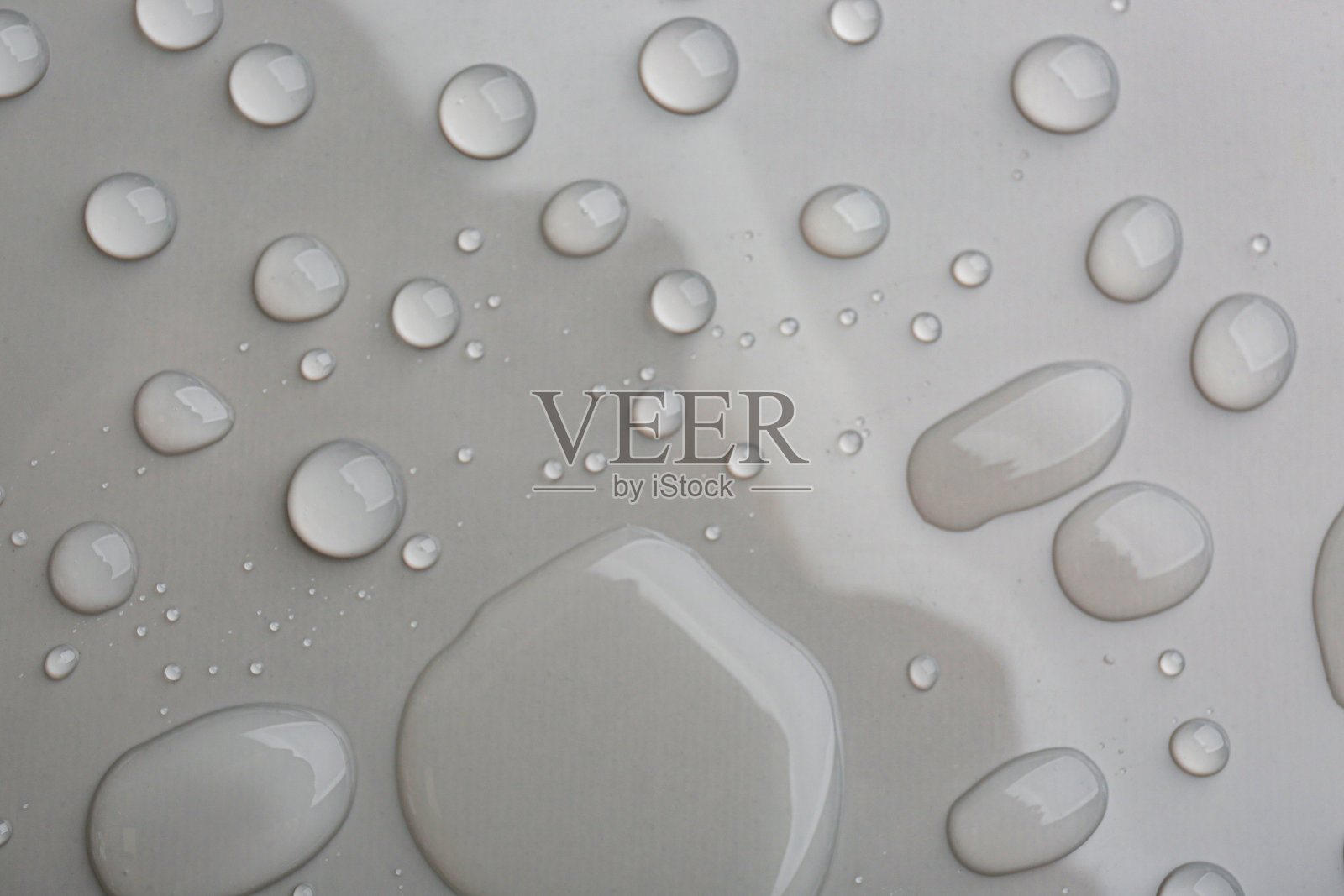 水滴溢出的水在灰色背景，俯视图照片摄影图片