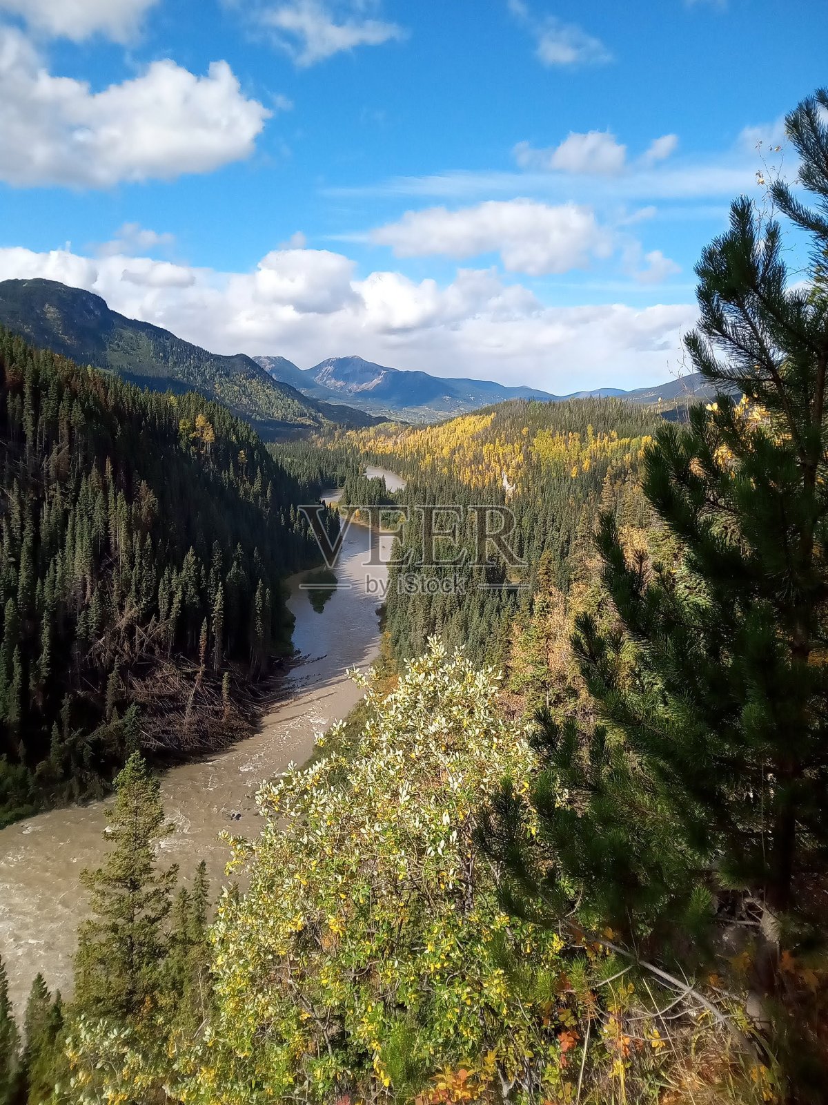 河流蜿蜒流过山谷照片摄影图片