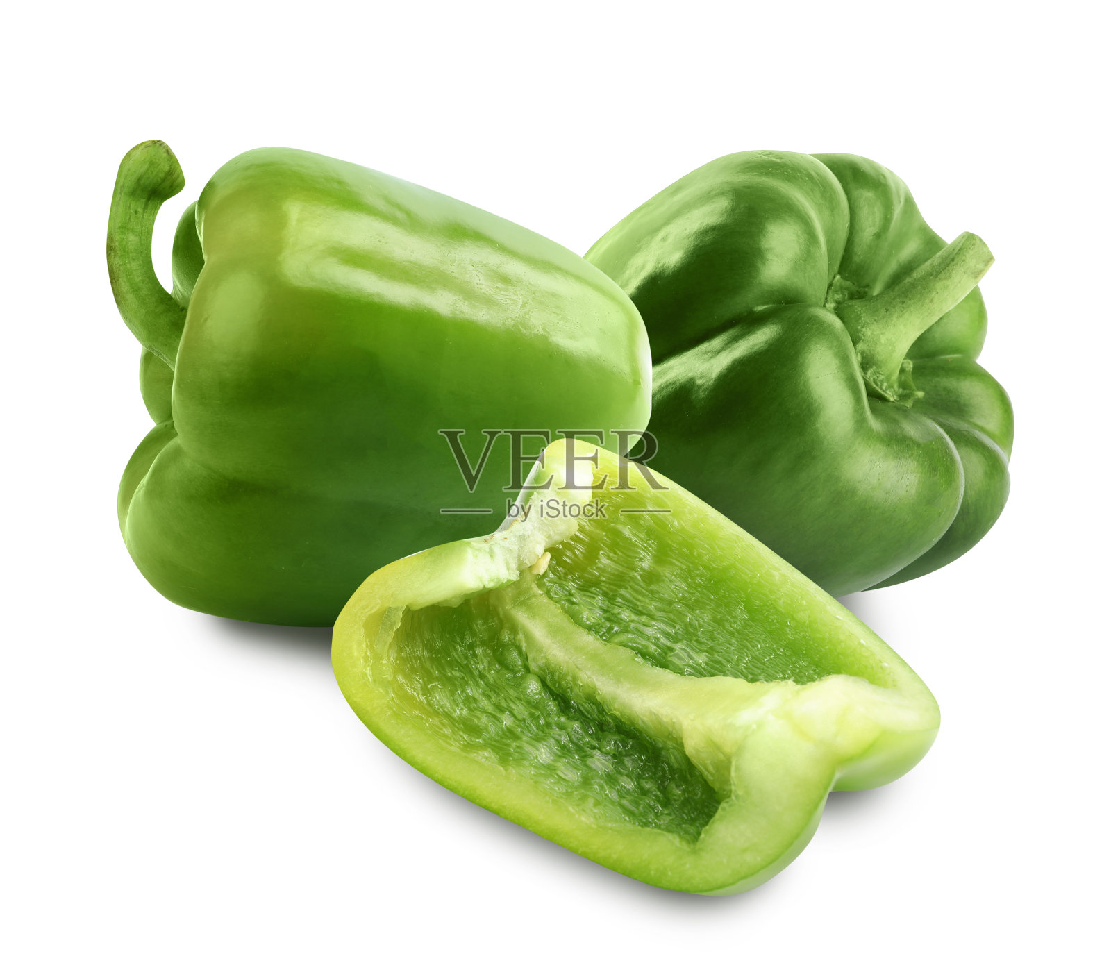 新鲜切好的青椒在白色的背景上照片摄影图片