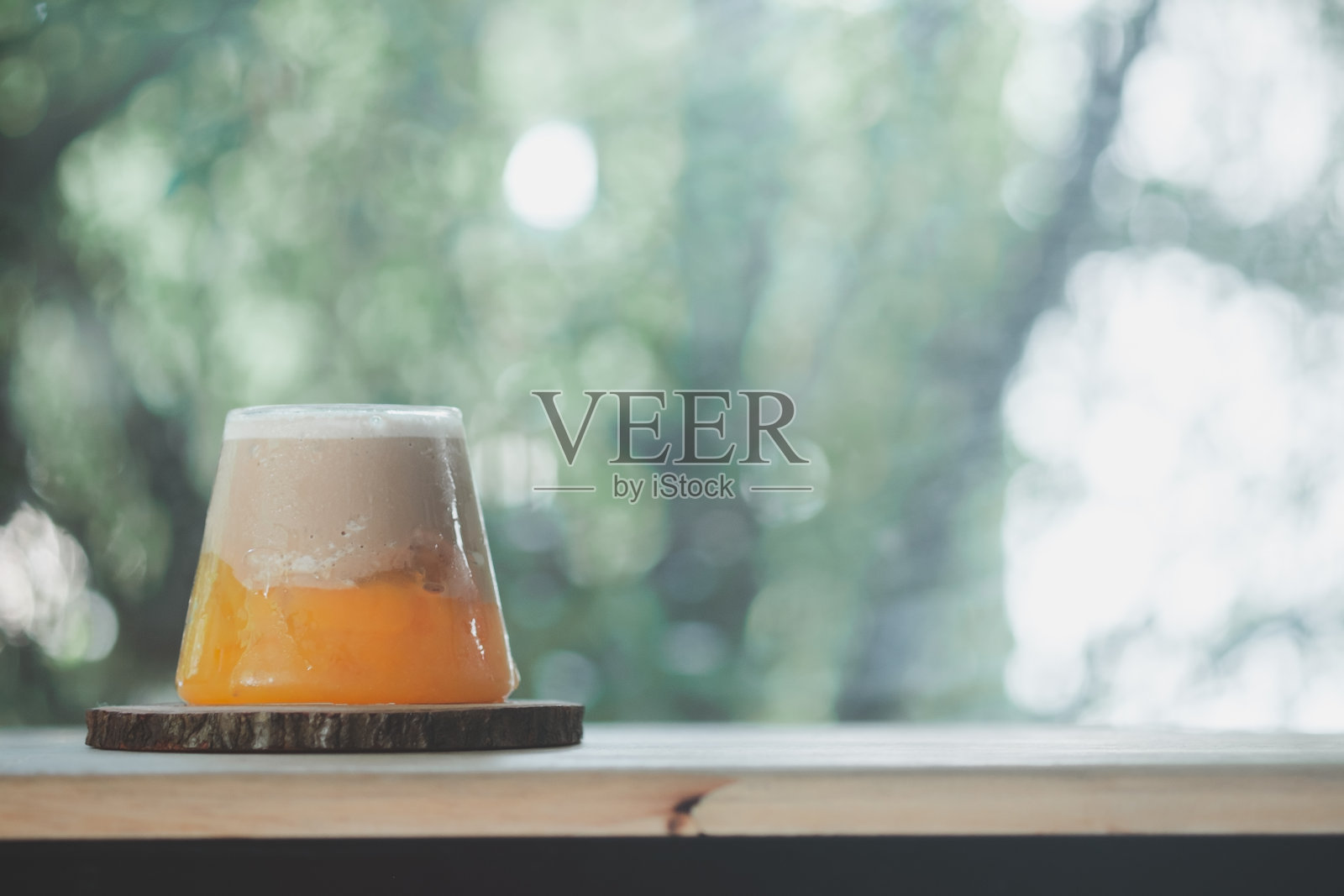 橘子冰沙，上面放香草奶油照片摄影图片