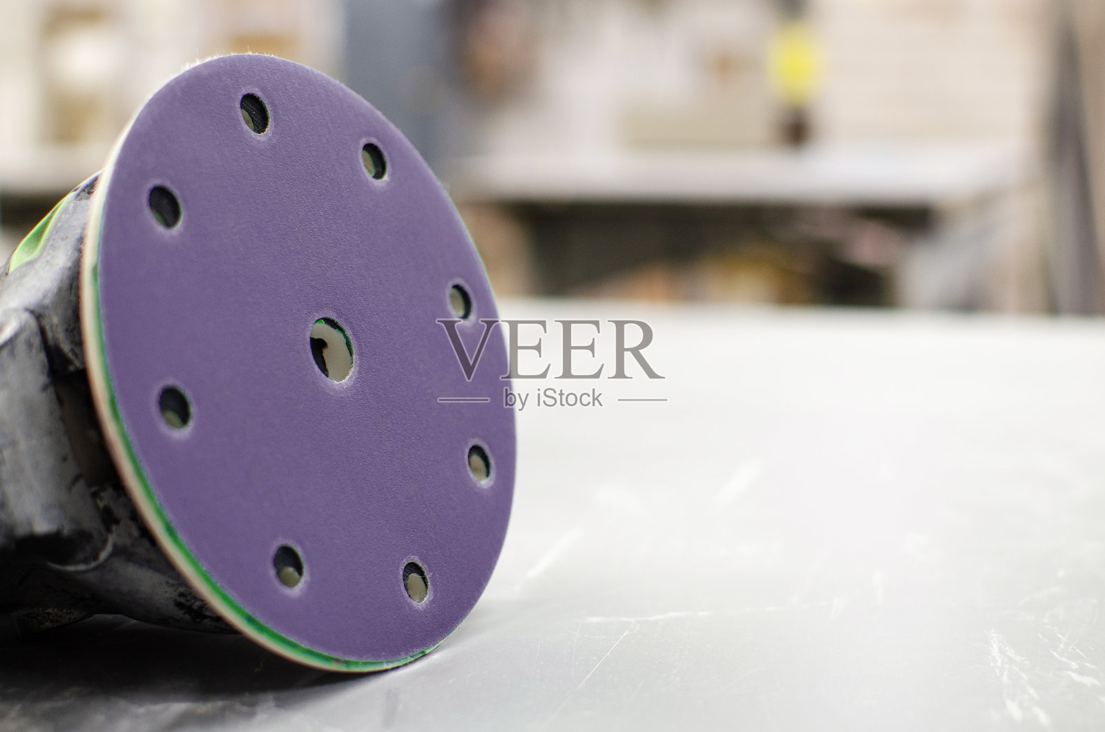 台式木材研磨机。砂纸就在附近，生产理念照片摄影图片