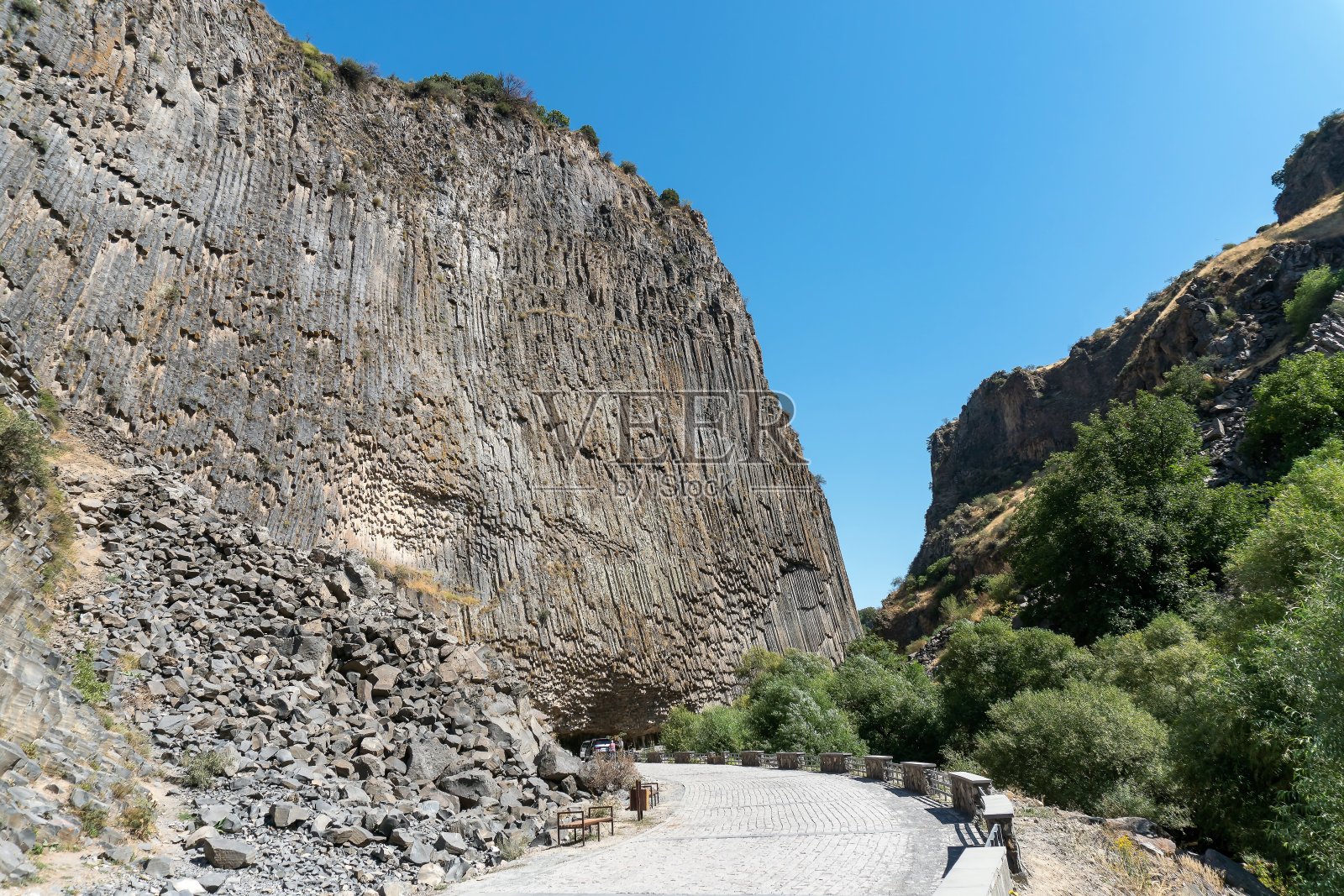 亚美尼亚，加尔尼，2021年9月。公路在风景如画的岩石之间，高加索山脉。照片摄影图片