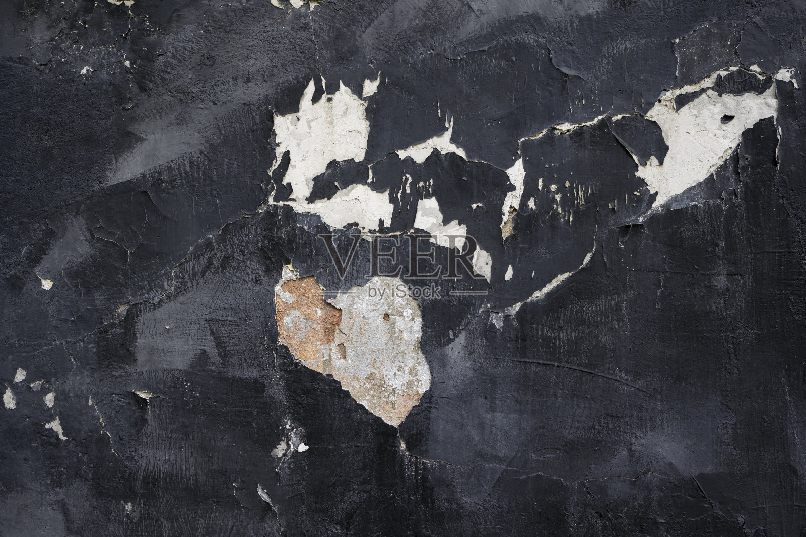 破损砖墙上涂黑灰泥照片摄影图片