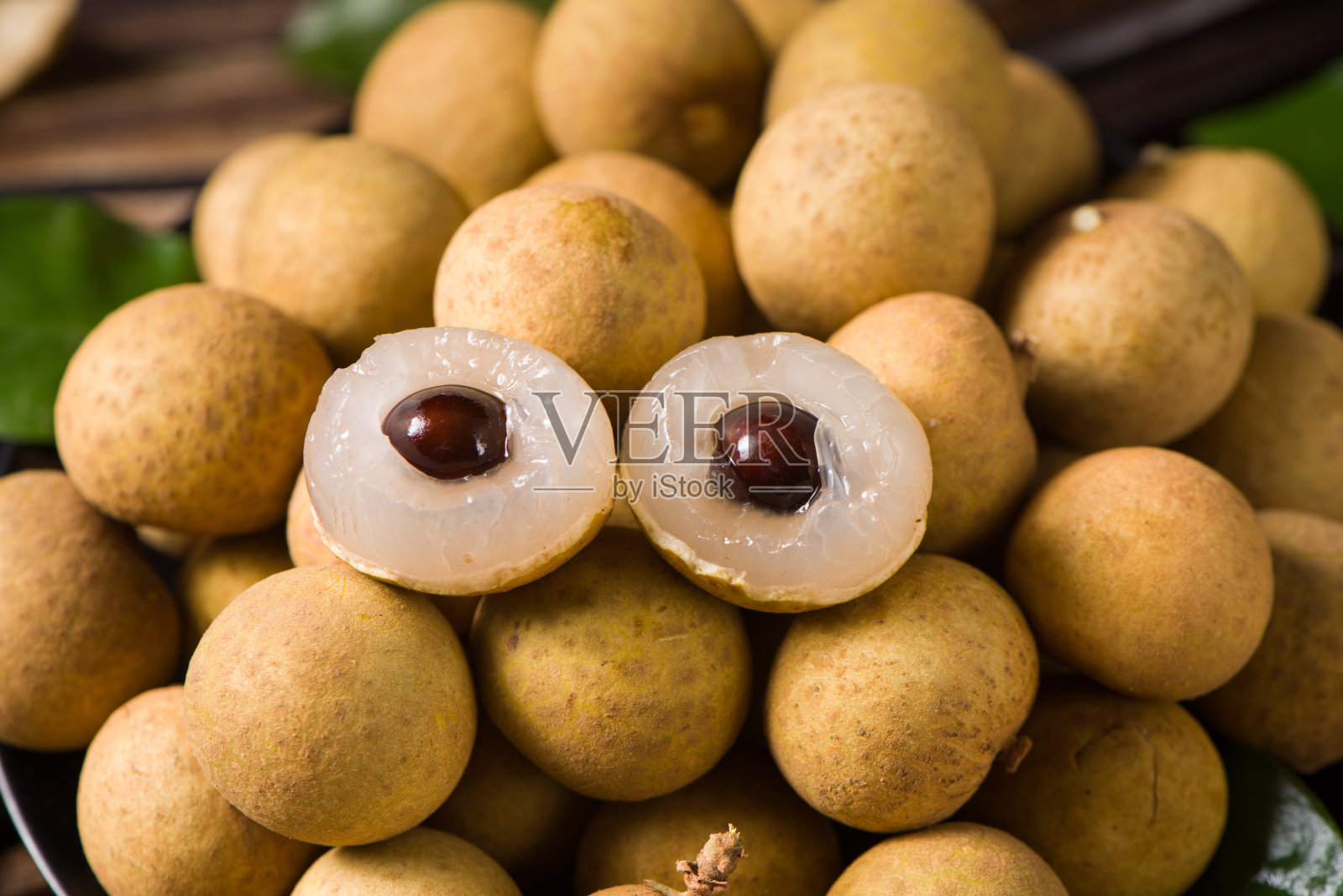 新鲜的龙眼在木制背景照片摄影图片