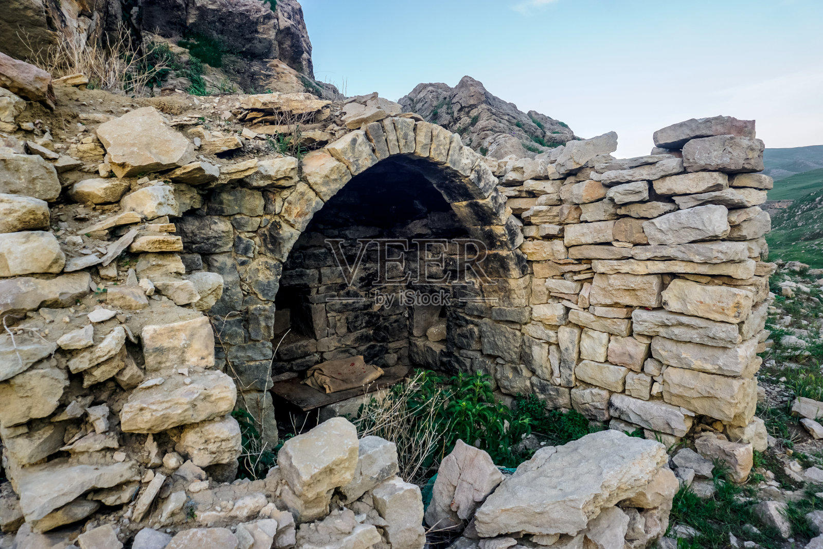 达吉斯坦一个古老的石窟照片摄影图片