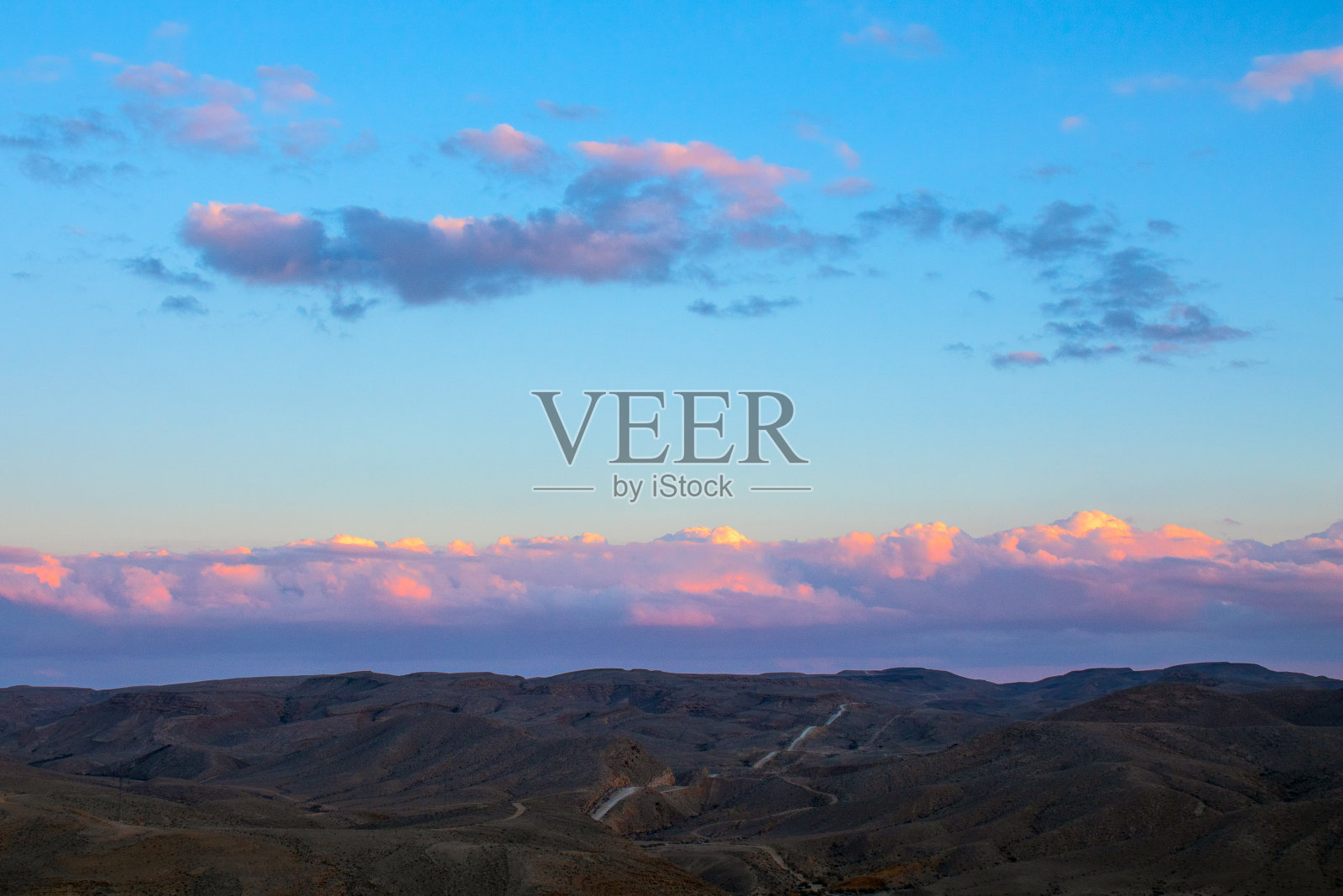 通往沙漠云端日落的路照片摄影图片