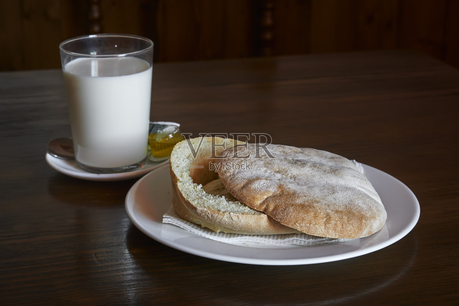 新鲜出炉的松饼早餐，一杯牛奶和橄榄油，安达卢西亚的典型特色。西班牙照片摄影图片
