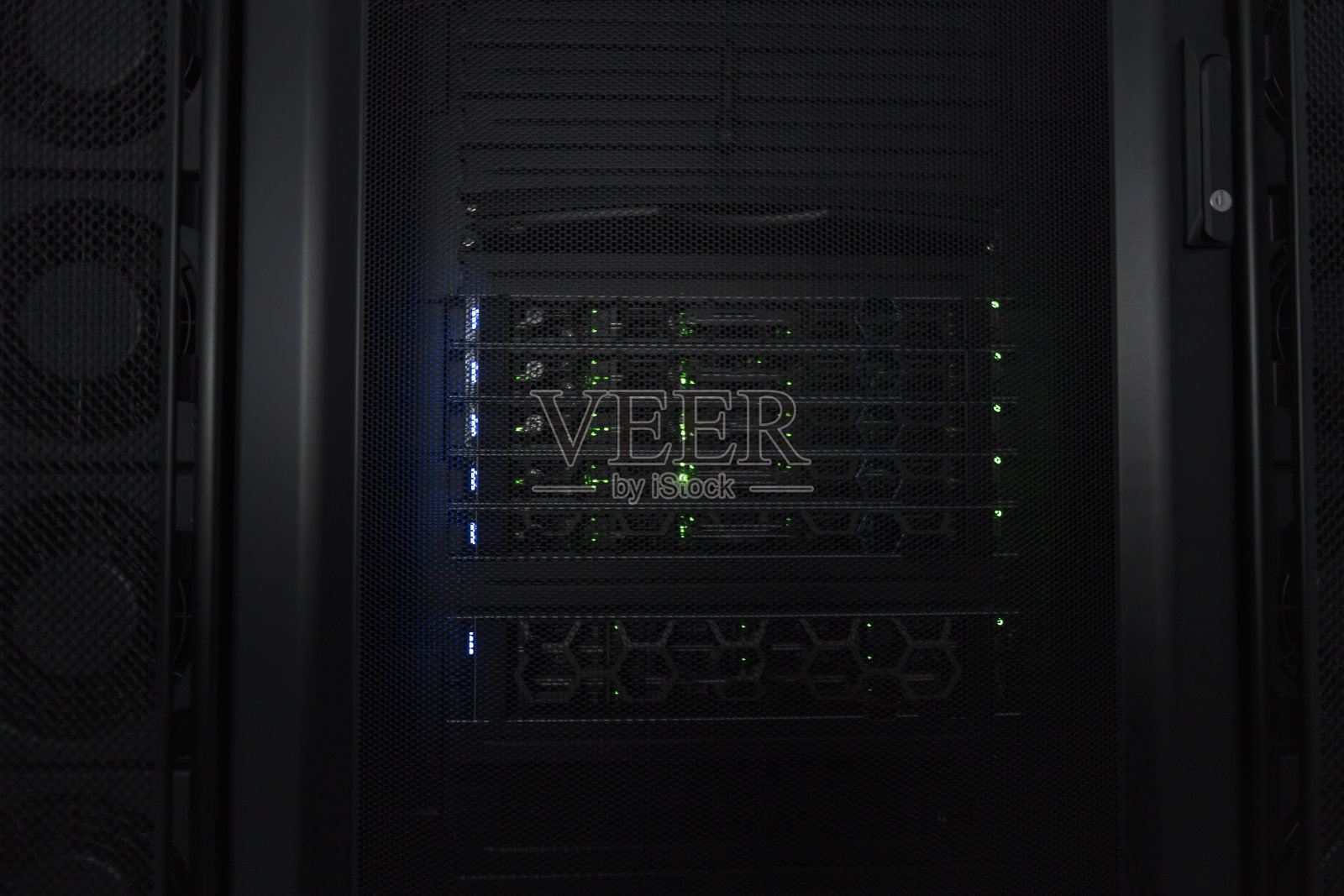 具有多行完全运行的服务器机架的数据中心。现代电信，云计算，人工智能，数据库，超级计算机技术概念。照片摄影图片