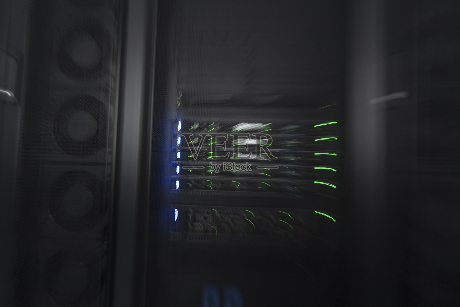 服务器室或数据中心的超级计算机技术设备，服务器机架的抽象近距离运动模糊。照片摄影图片