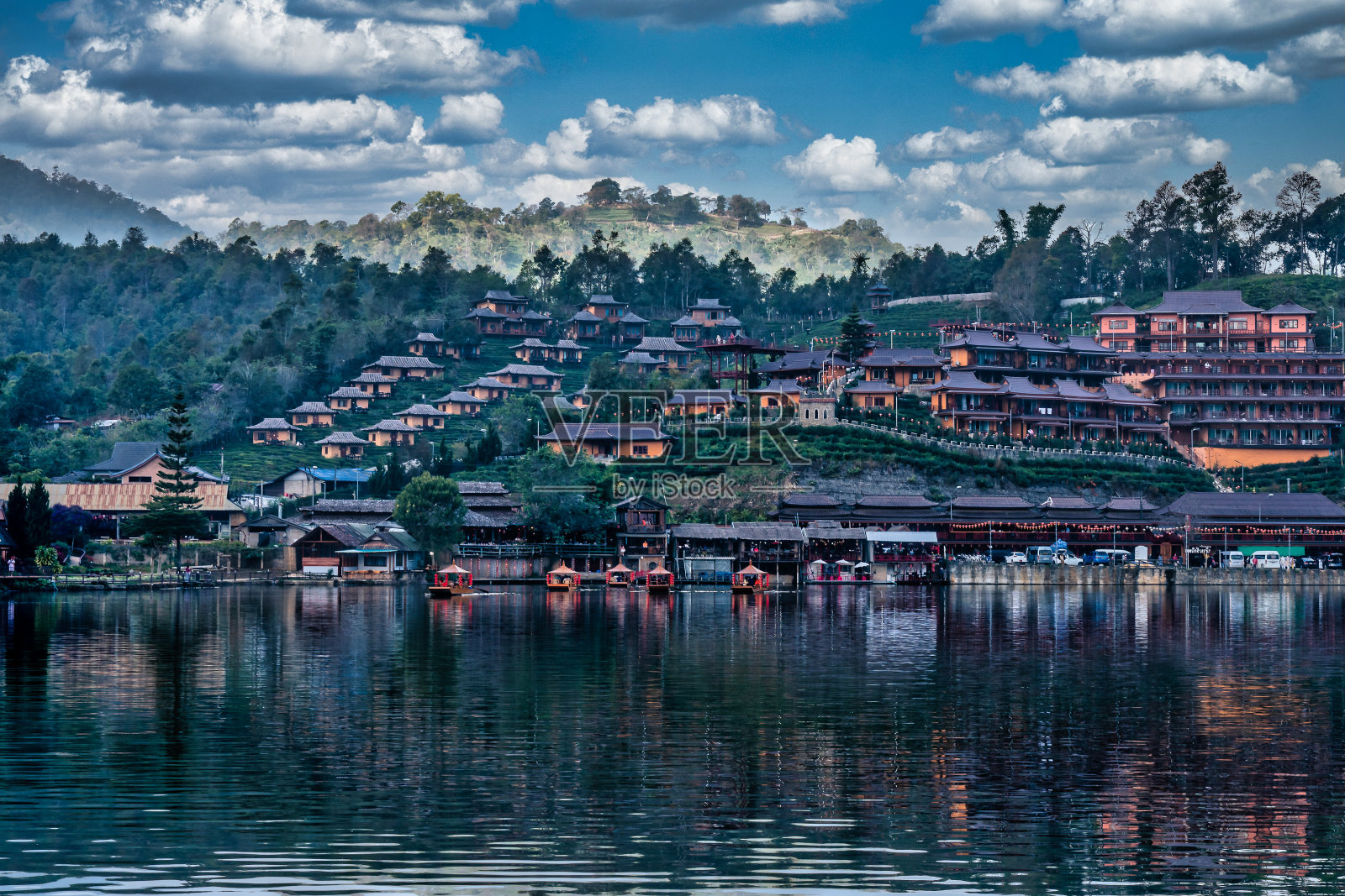 前景中的船只和班乐泰山上的日落照片摄影图片