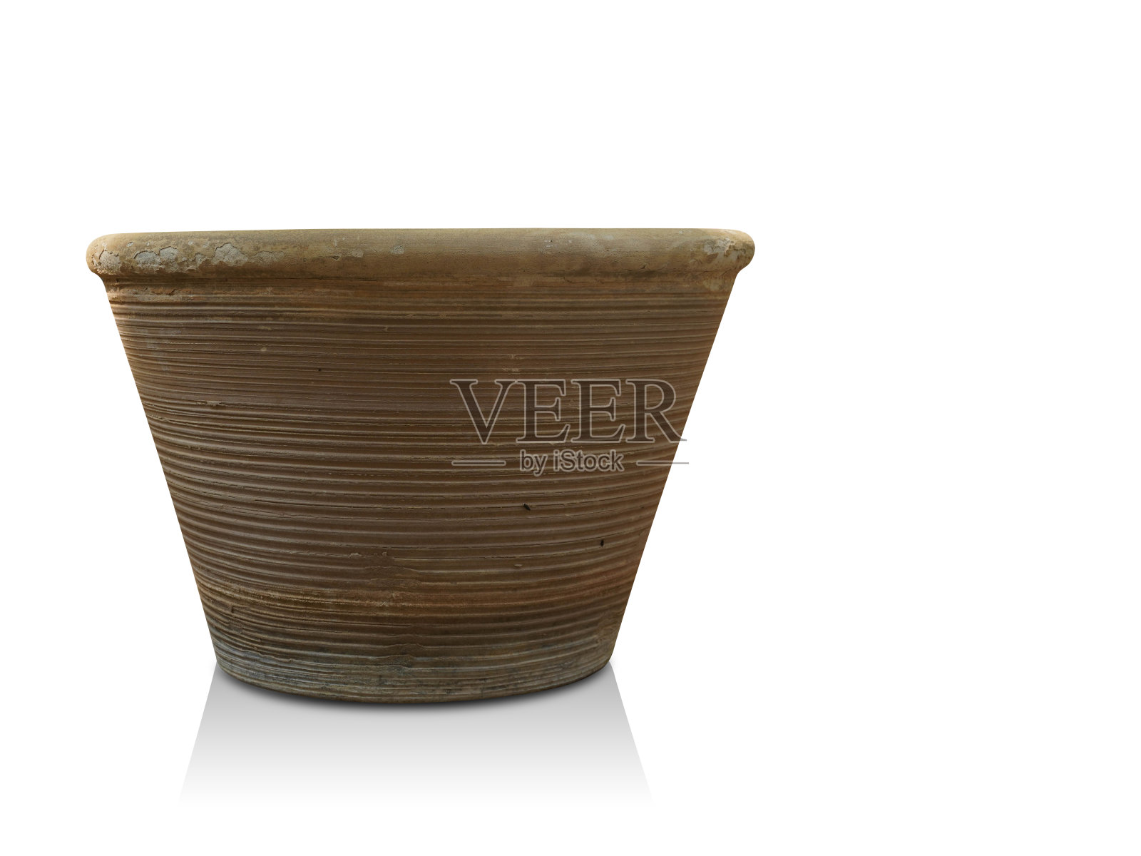 白色背景上的老棕色陶土壶，对象，复古，复古，装饰，家，花，复制空间照片摄影图片