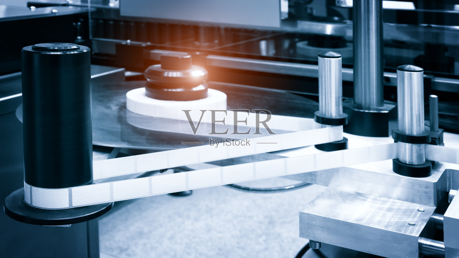 贴标机输送机碎片。摘要工业背景。照片摄影图片