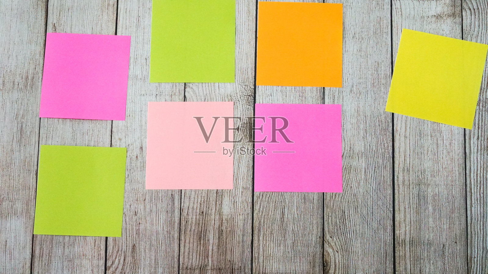 贴在没有信息的年代木材背景作为一个概念和剪纸照片摄影图片