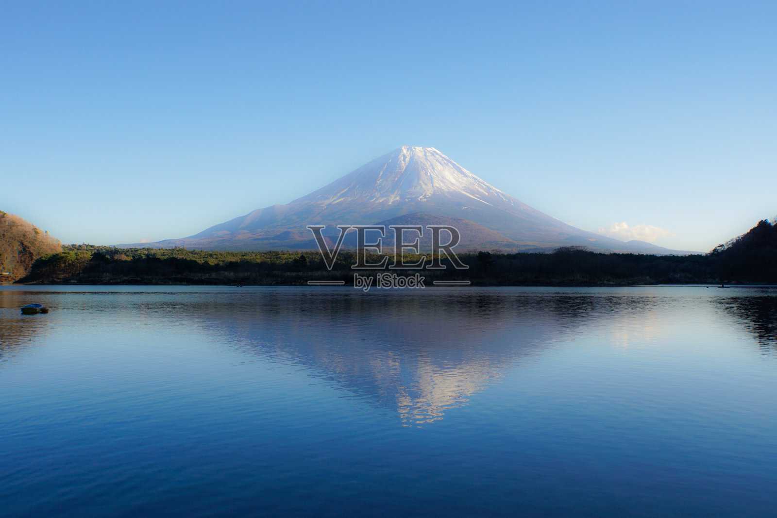 富士五湖和倒映在湖上的富士山照片摄影图片