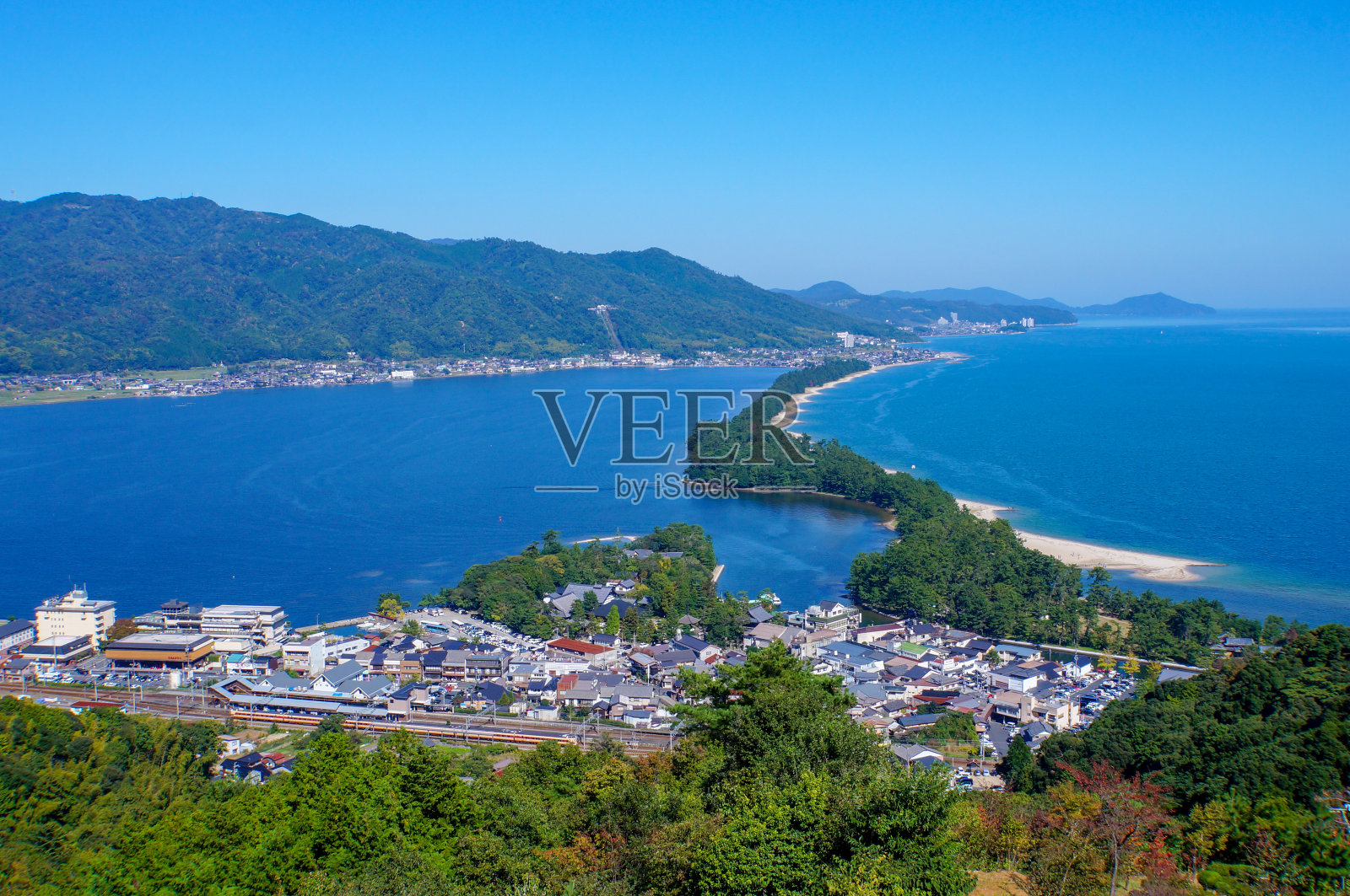 当你从观景台的胯部往下看时，你会看到一座通往天堂的桥照片摄影图片