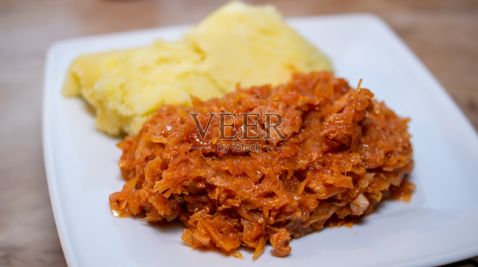 白盘子里放着土豆照片摄影图片