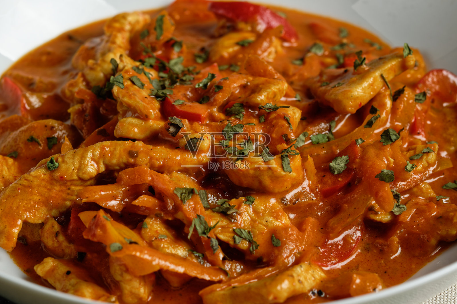 红鸡咖喱的特写。照片摄影图片