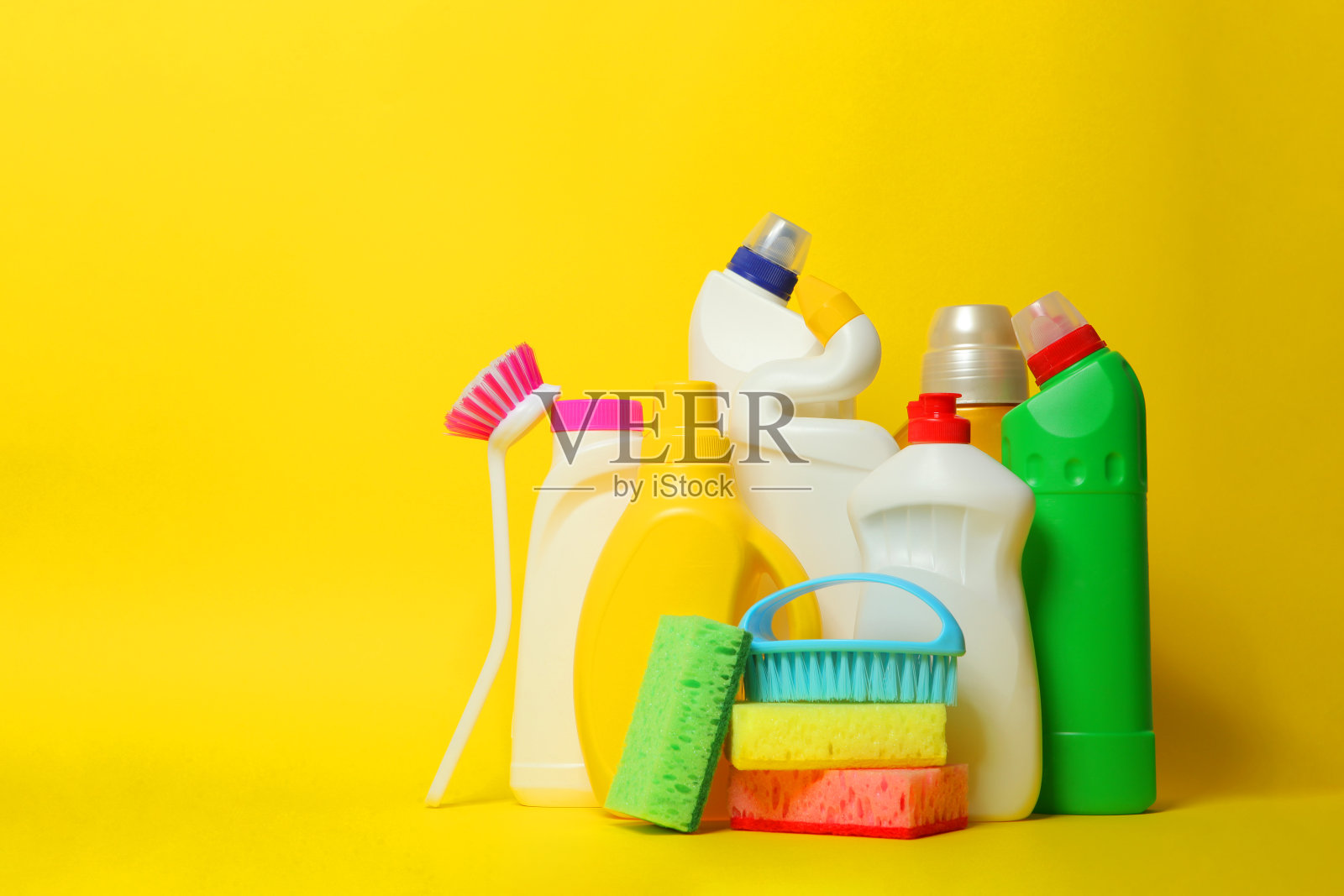 一套清洁产品在彩色背景特写与一个地方的文字照片摄影图片