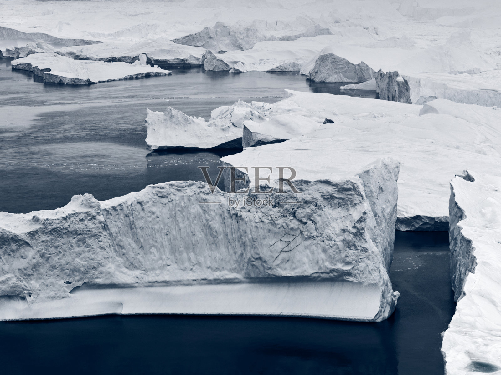 俯瞰漂浮在北冰洋上的冰川照片摄影图片