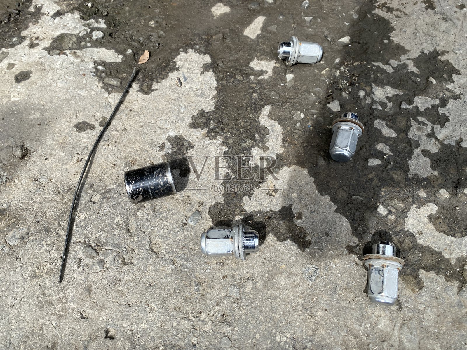 汽车锁螺母，车轮螺母，保护车轮免受盗窃。特写孤立在一个具体的背景照片摄影图片