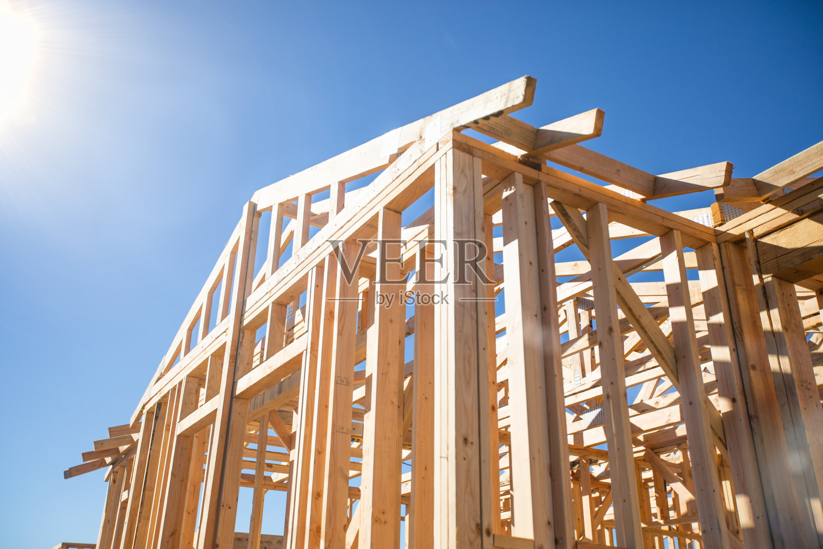 建筑工地的木质房屋框架设计照片摄影图片