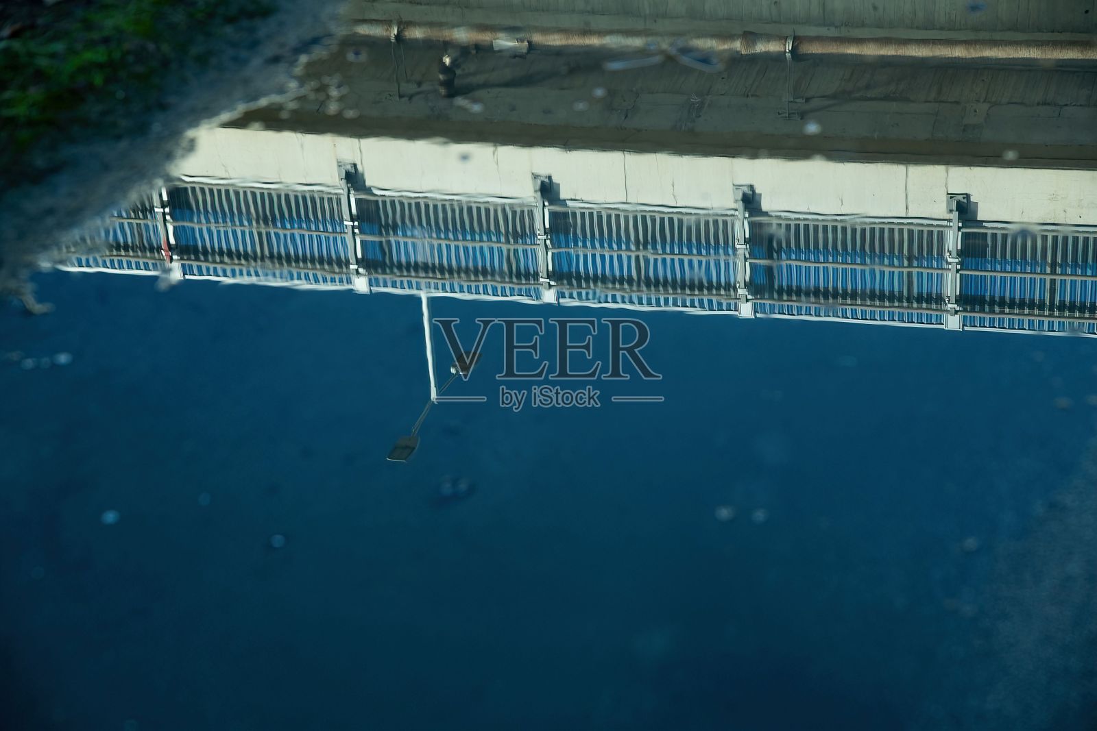 桥上的倒影在水坑里照片摄影图片