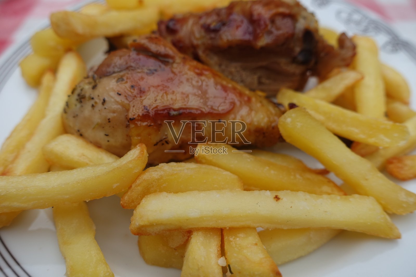 烤鸡腿配炸薯条餐照片摄影图片