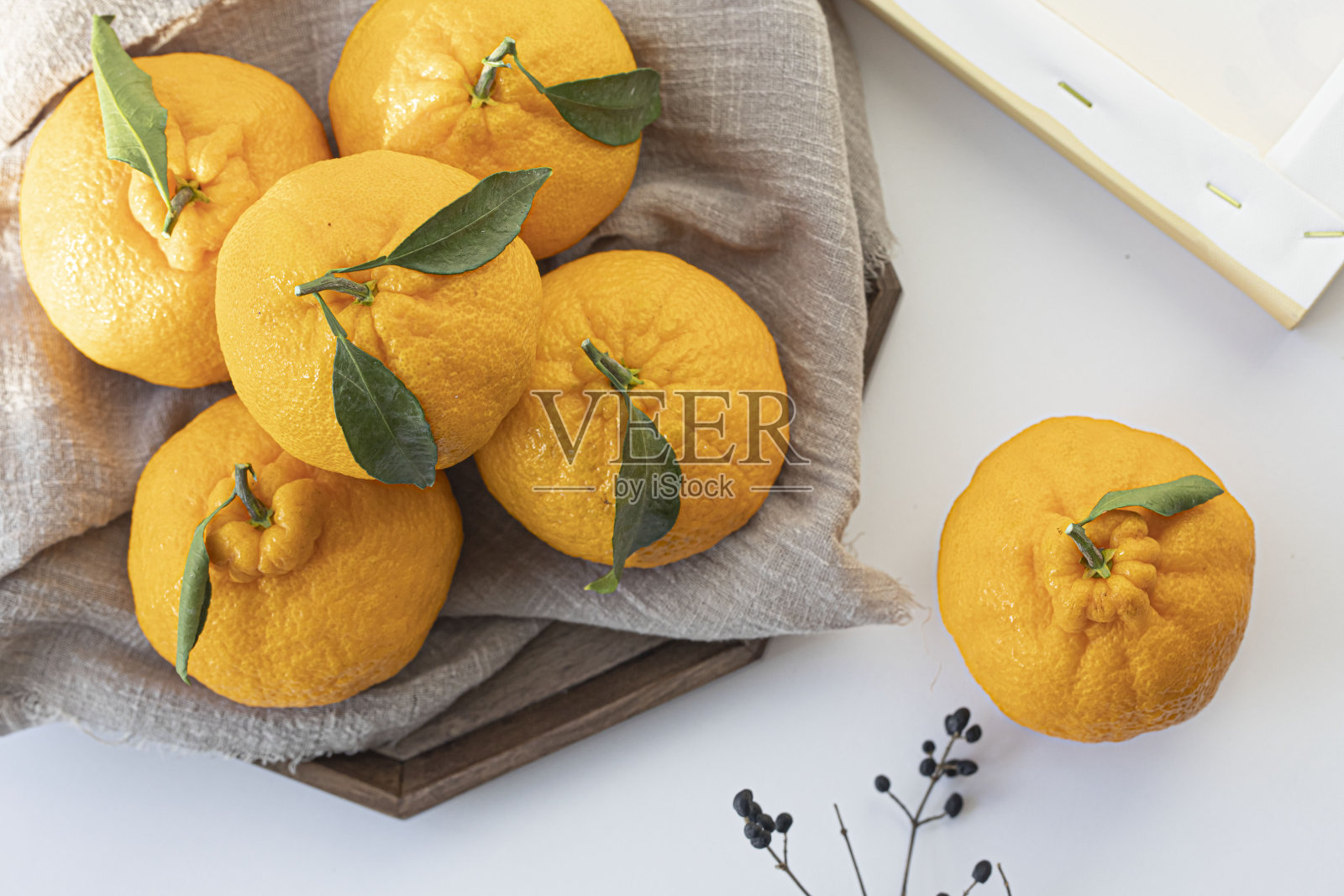 白色背景的篮子里的橘子Hallabong，韩国。照片摄影图片