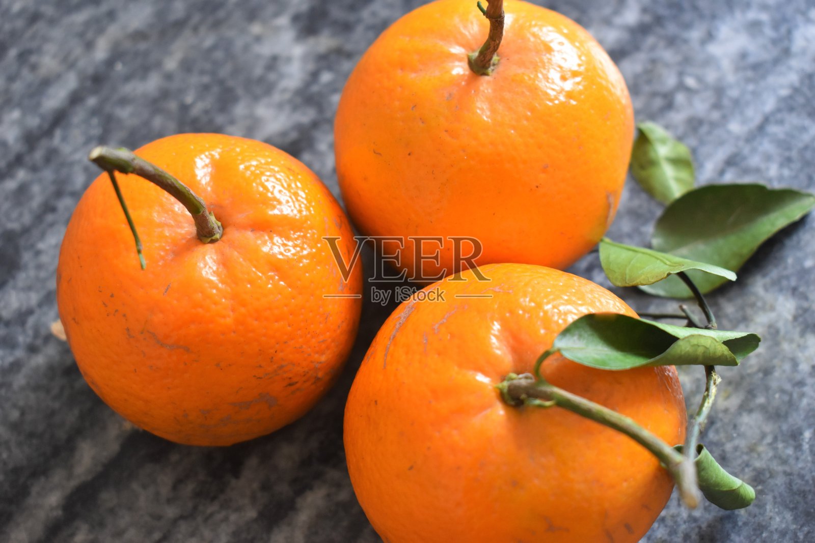 健康的橘色水果在黑暗的背景特写照片摄影图片