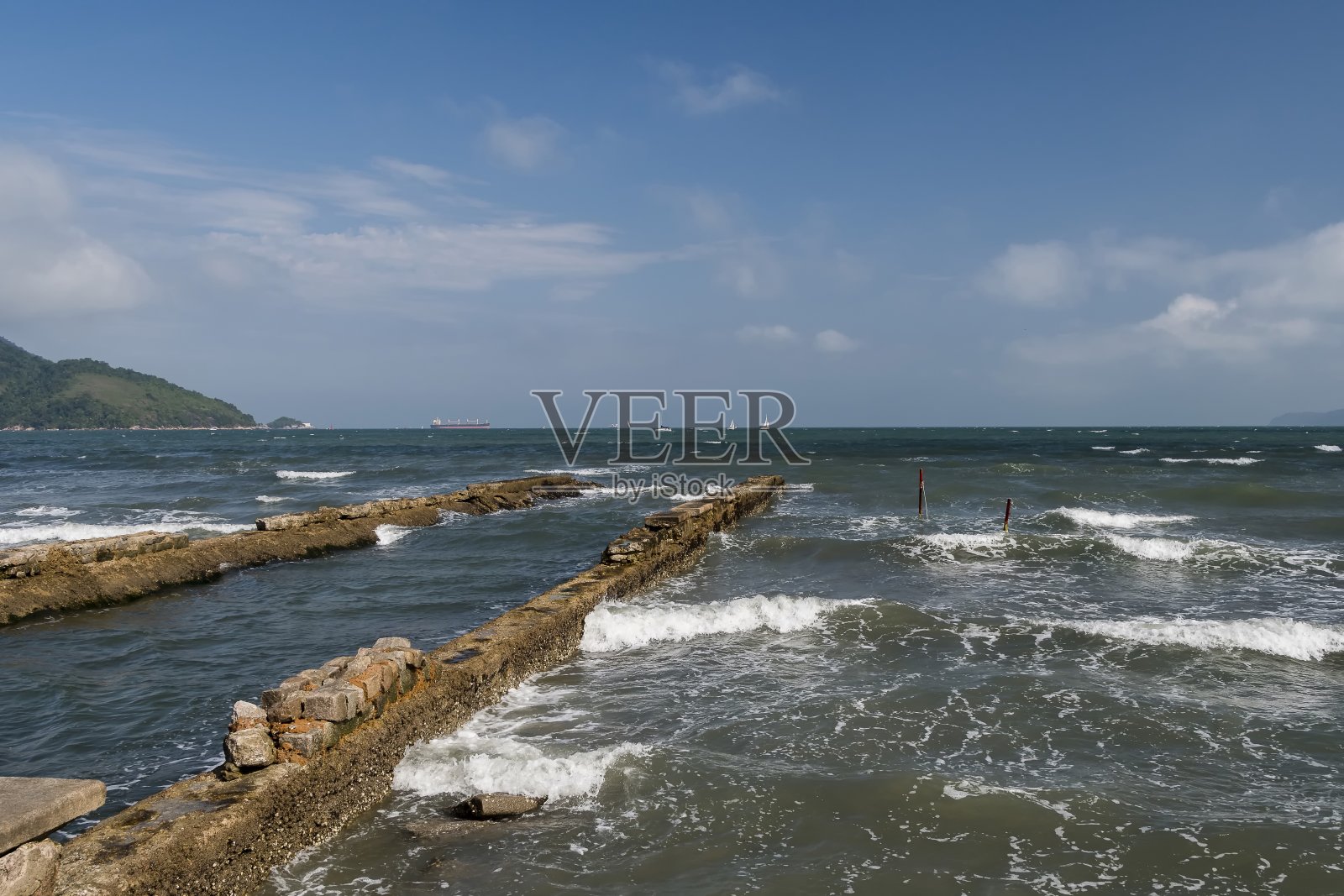 桑托斯巴西。在城市的海滩上，海中的5号水渠。照片摄影图片