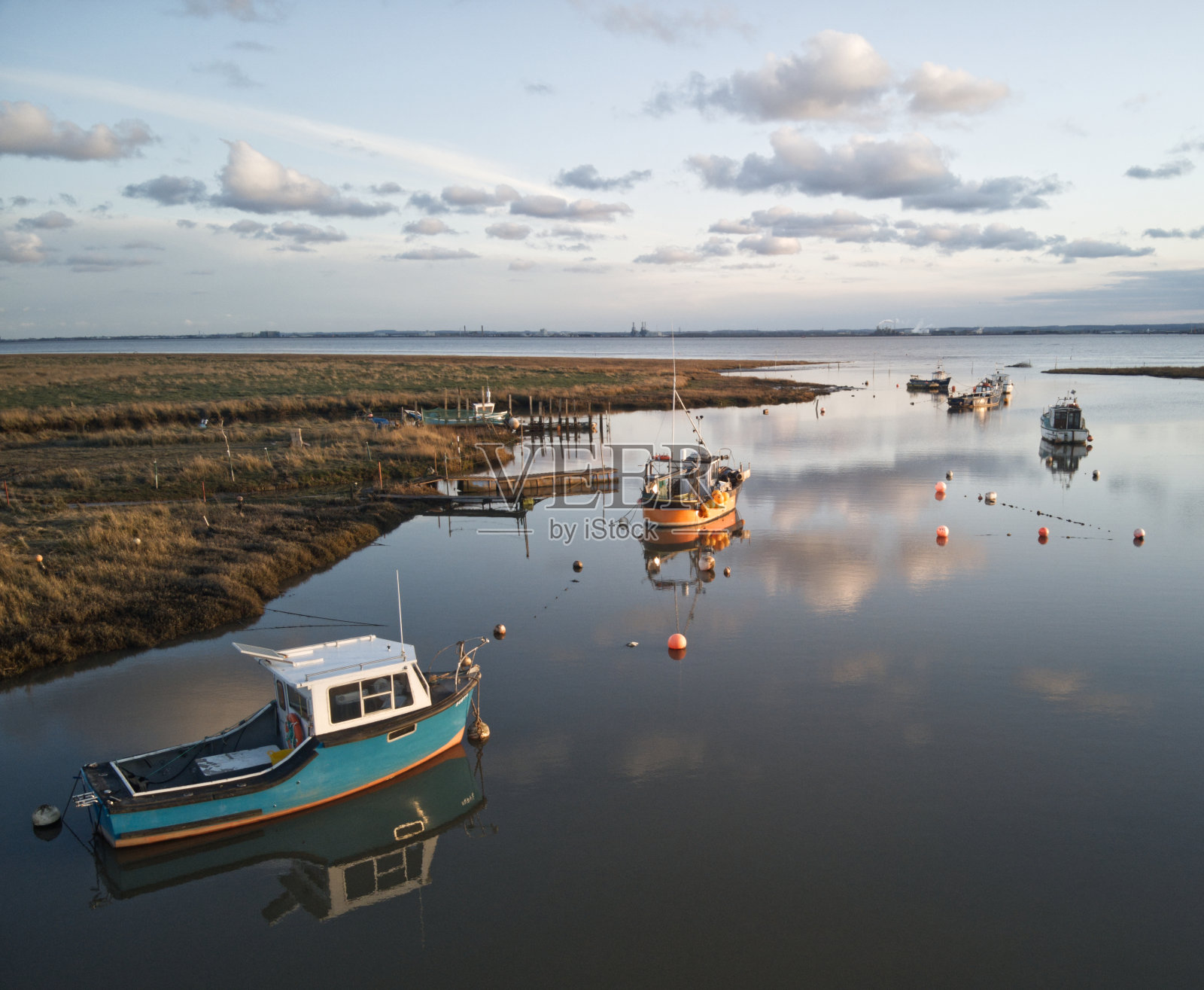 日落时分，渔船停泊在石溪照片摄影图片