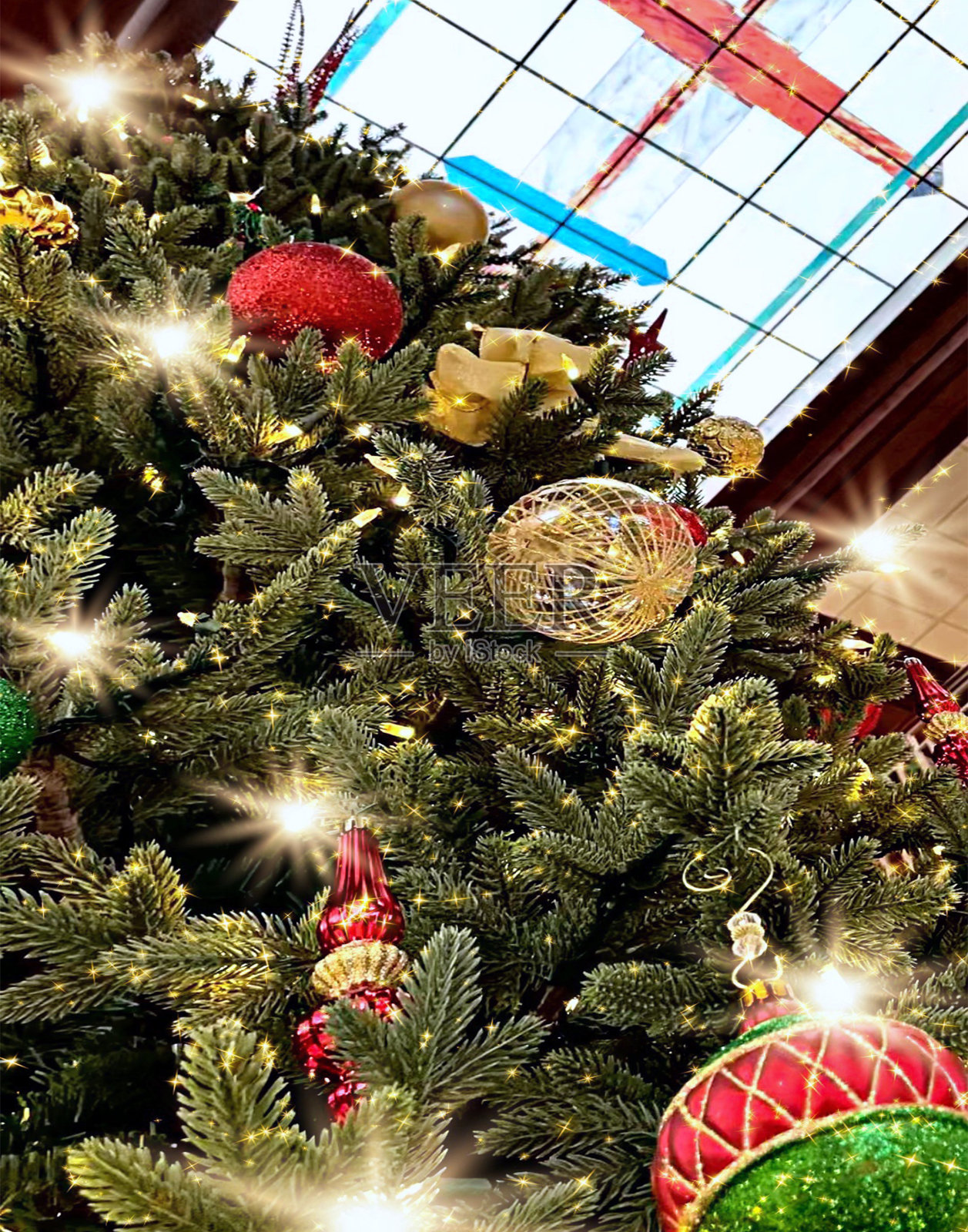 闪闪发光的闪烁的灯在照明传统圣诞树-股票照片照片摄影图片