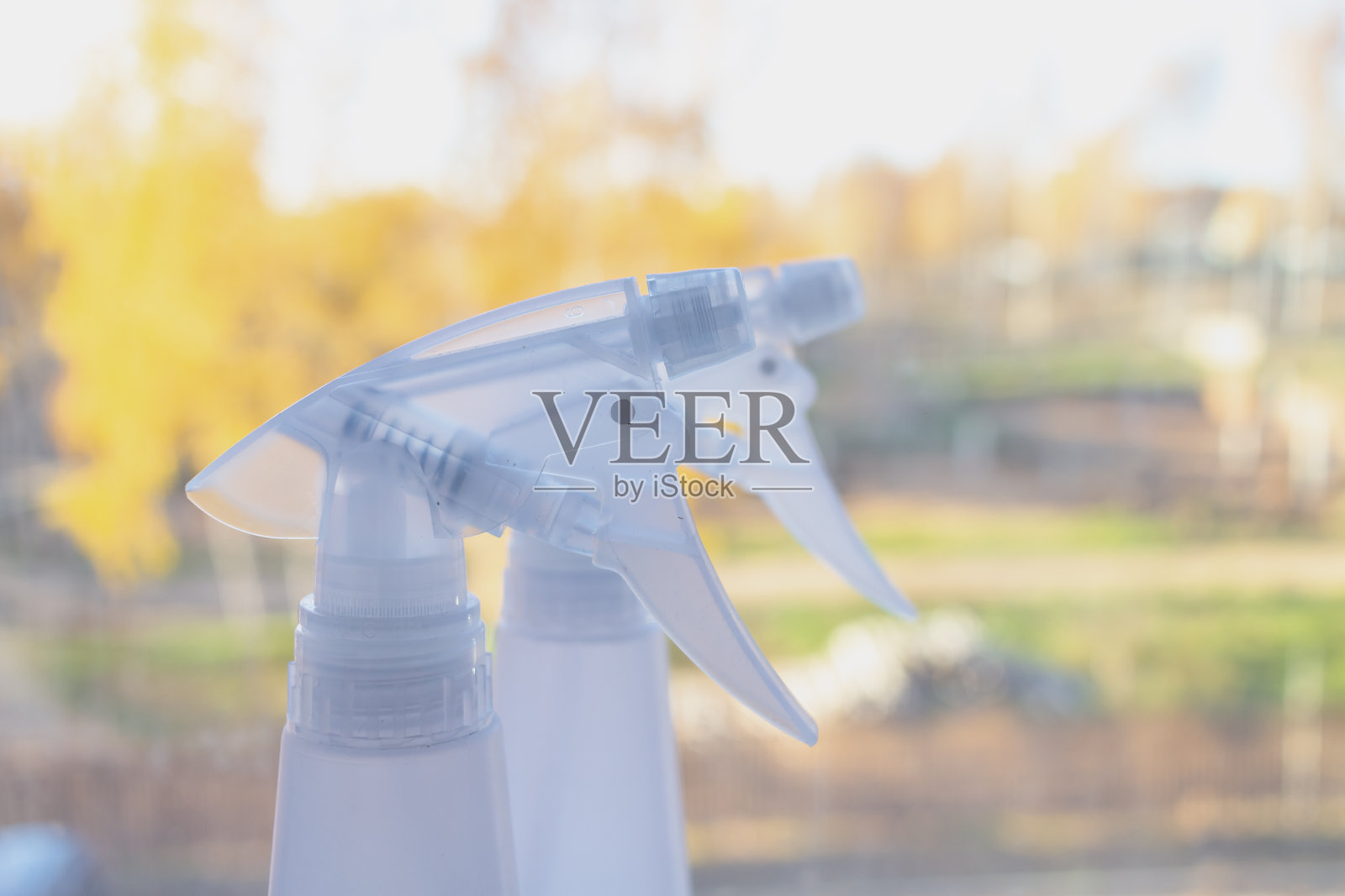 在房子窗户的窗台上安装室内花的白色喷雾器照片摄影图片