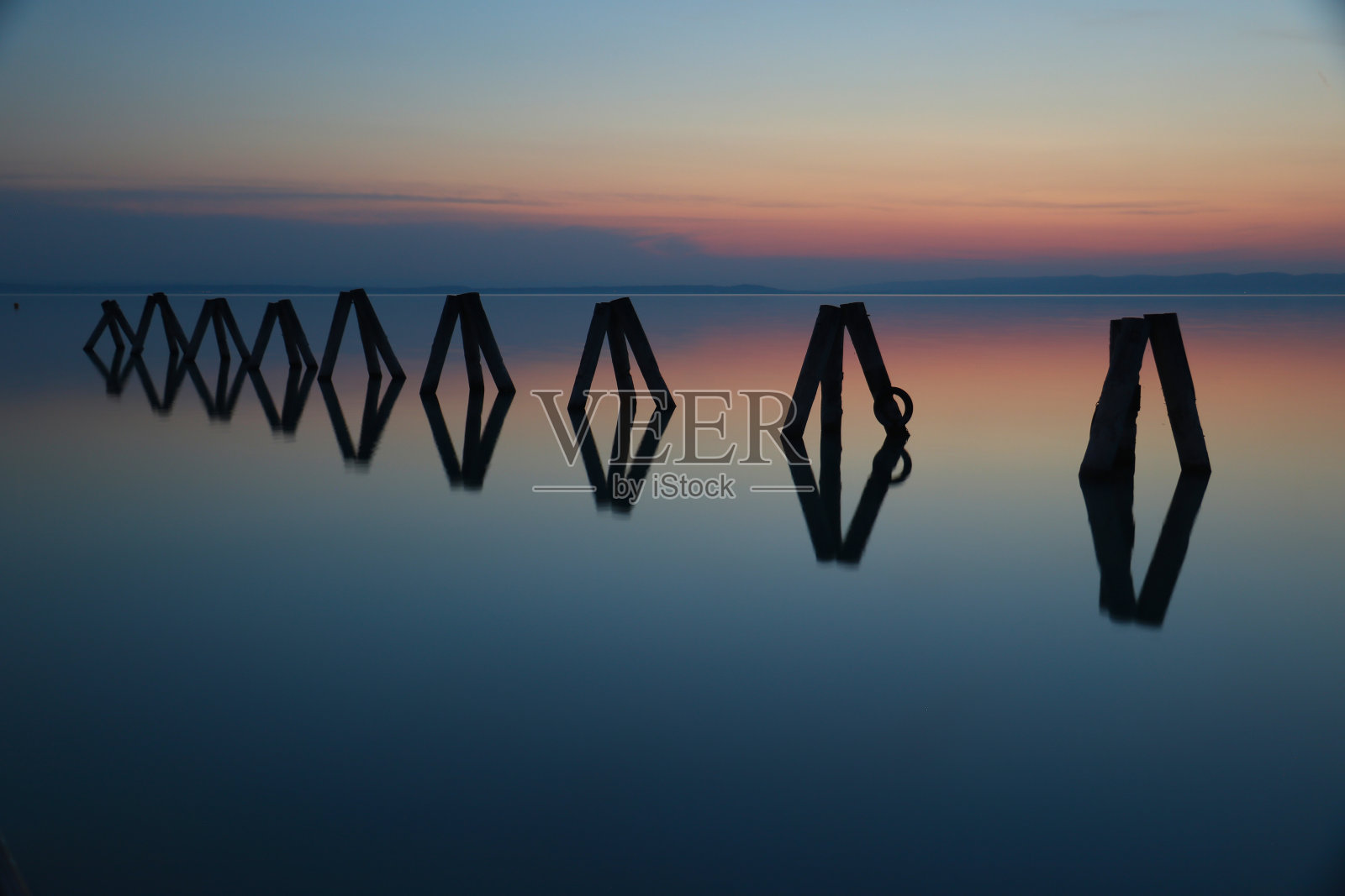 neuseedler湖的日落。照片摄影图片