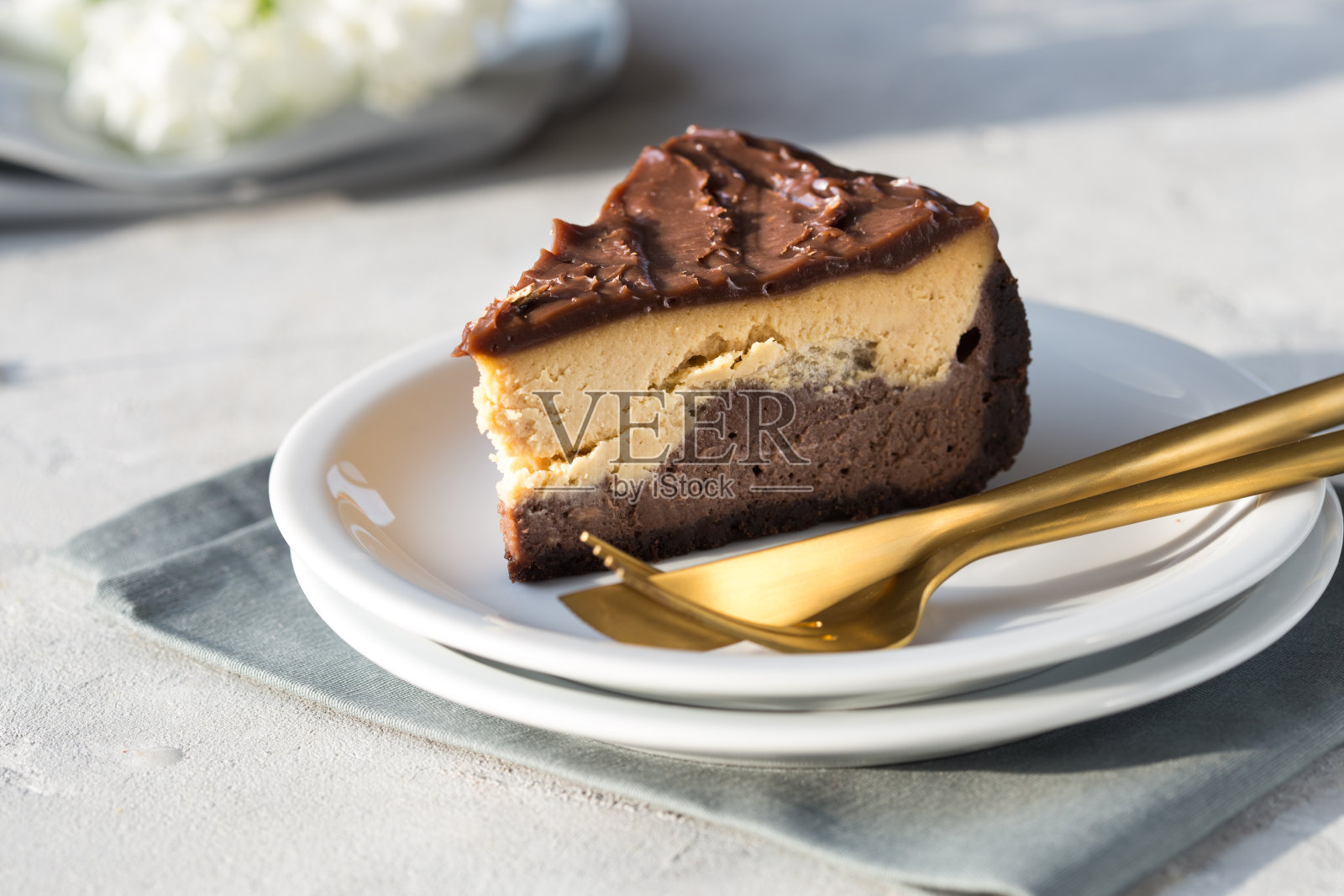 有各种配料的芝士蛋糕片。焦糖酱芝士蛋糕片，木质背景，特写镜头。咸焦糖酱浇在芝士蛋糕上照片摄影图片