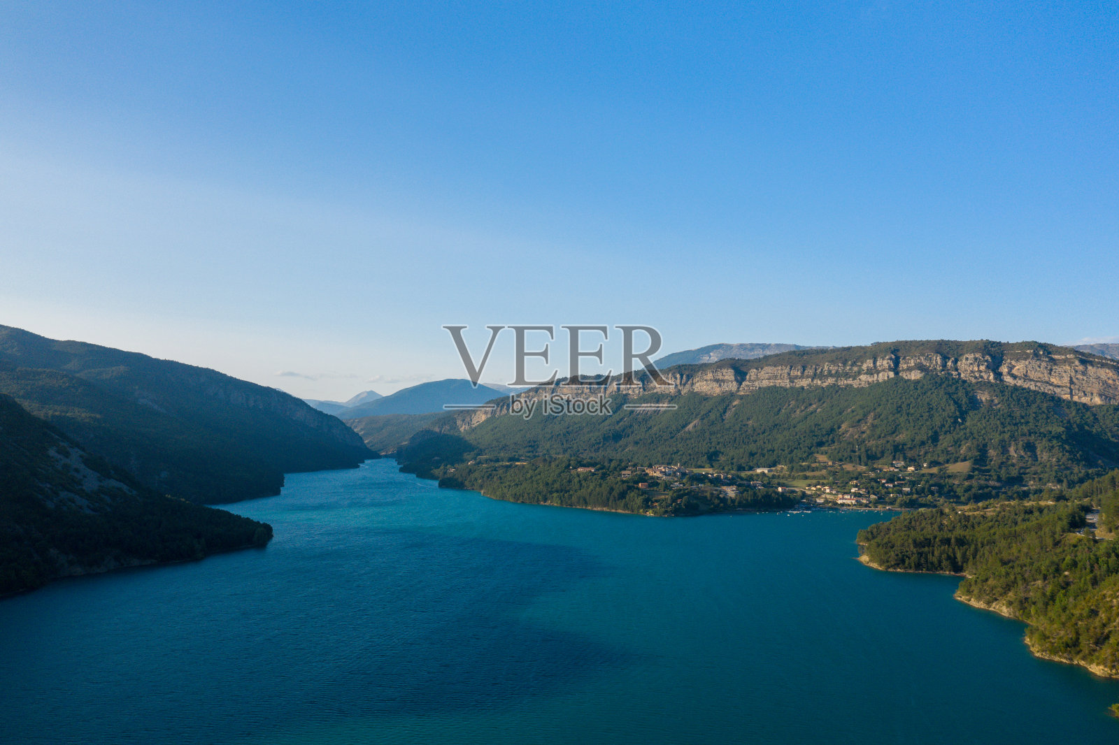 卡斯蒂永湖在欧洲乡村的中部，在法国，在普罗旺斯阿尔卑斯蓝色海岸，在瓦尔，在夏天，一个阳光灿烂的日子。照片摄影图片